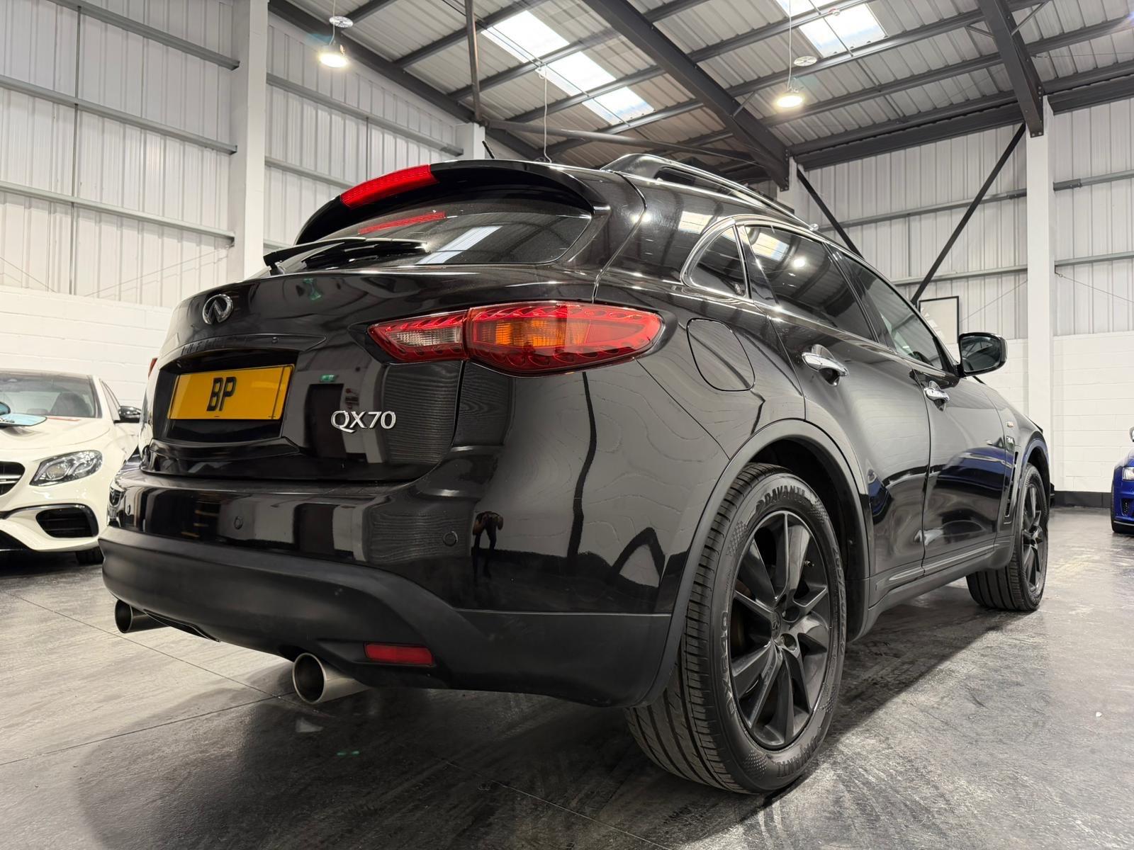 Infiniti QX70 view 13