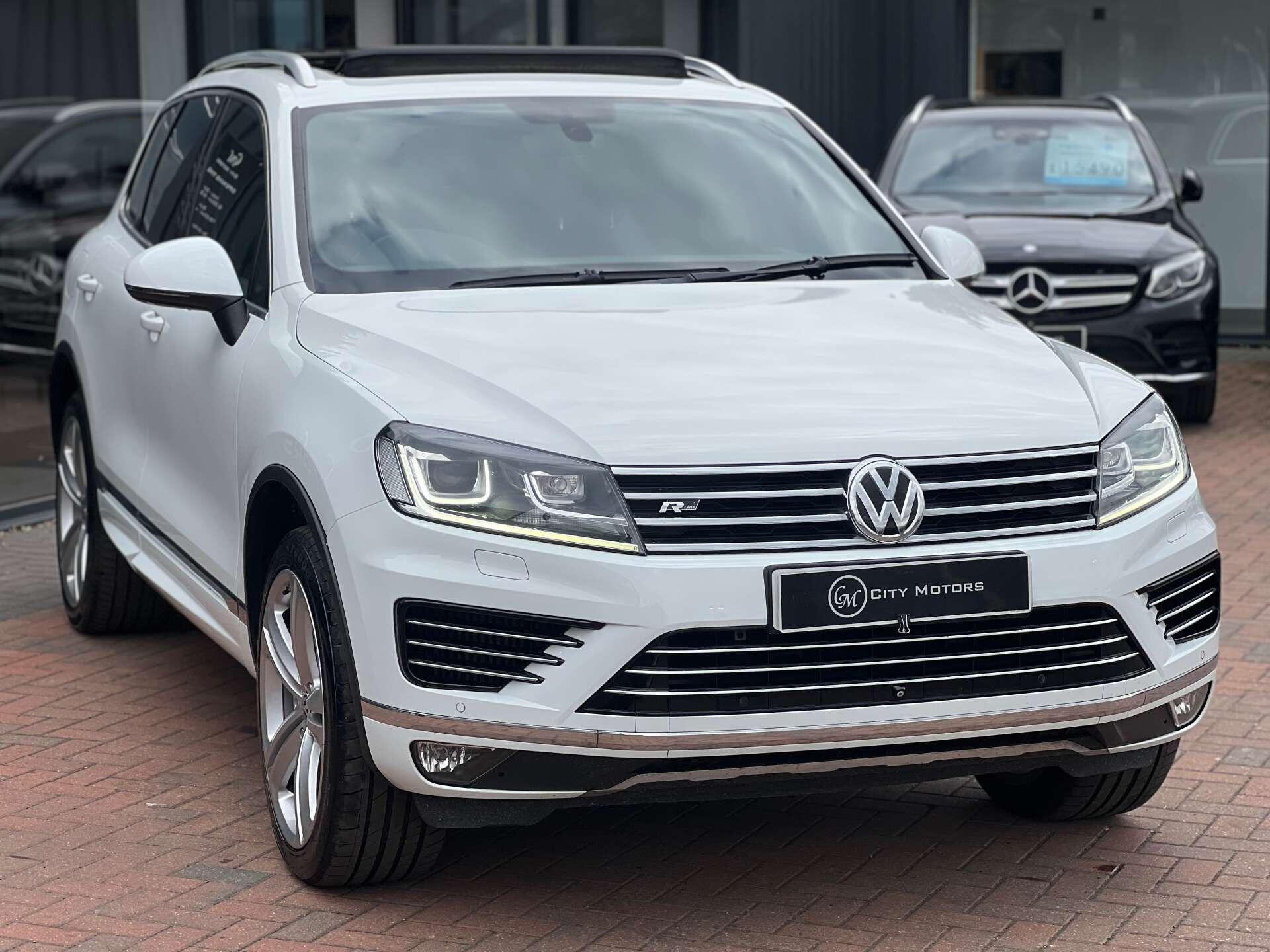 Volkswagen Touareg view 5