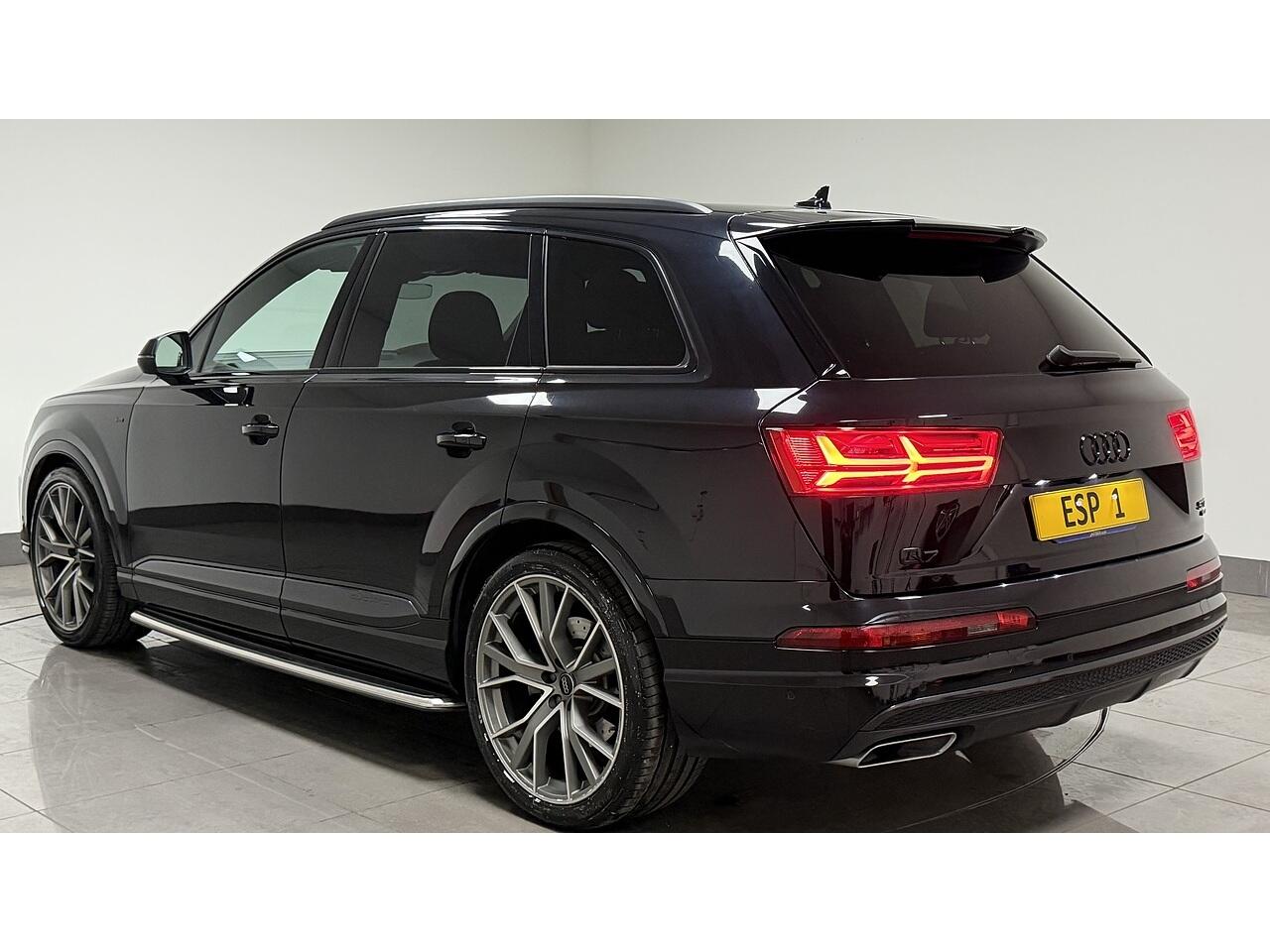 Audi Q7 view 7