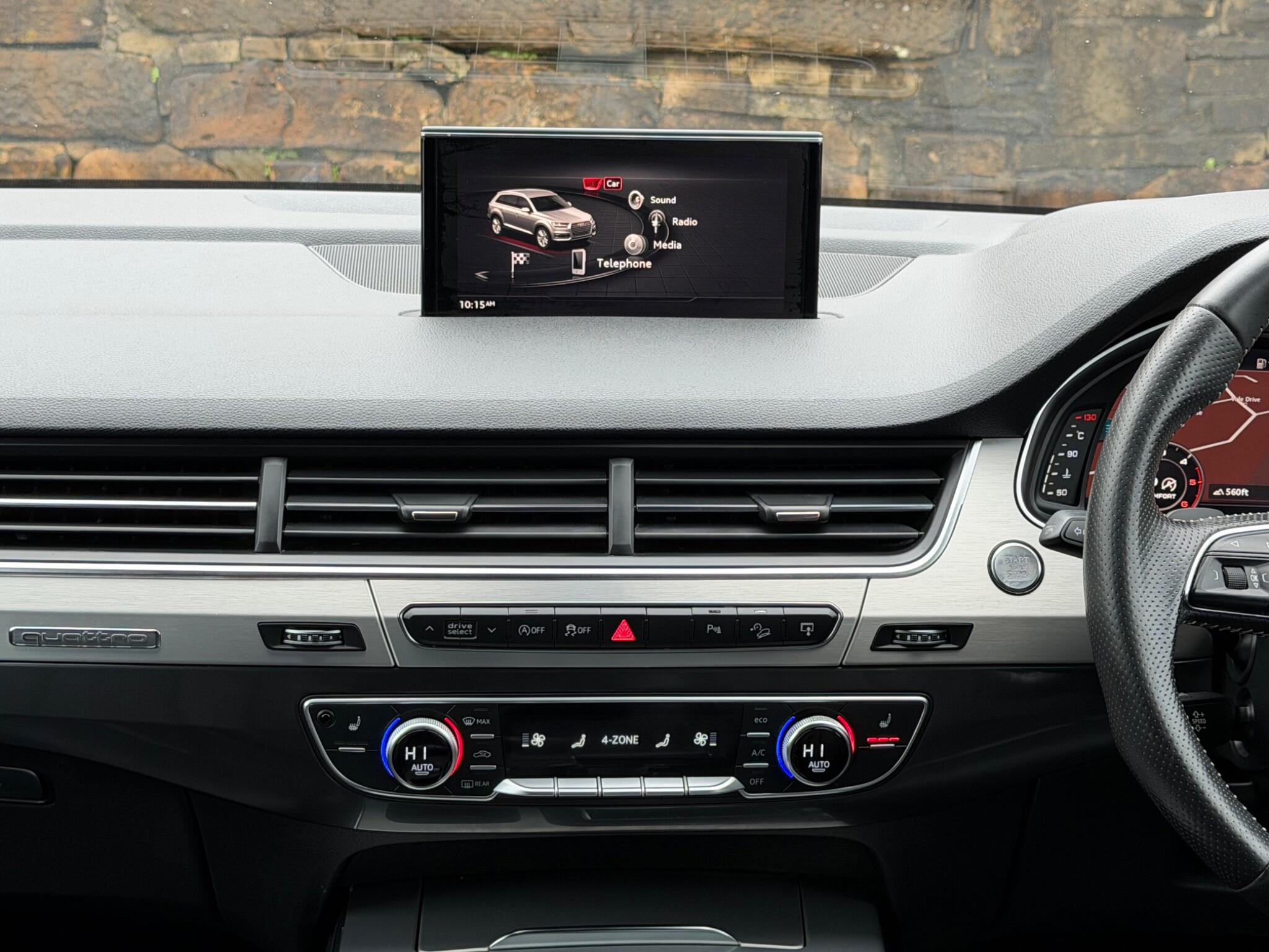 Audi Q7 view 29