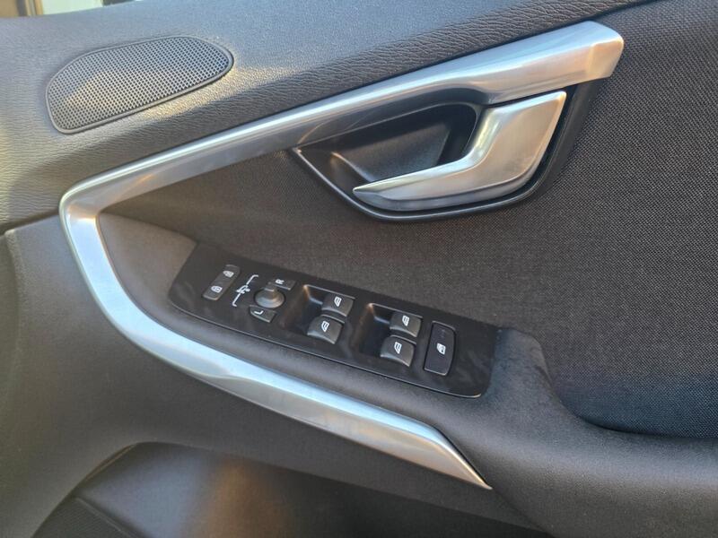 2019 Volvo V40 2.0 T2 R-Design Edition Euro 6 (s/s) 5dr • 129,000 miles image 18