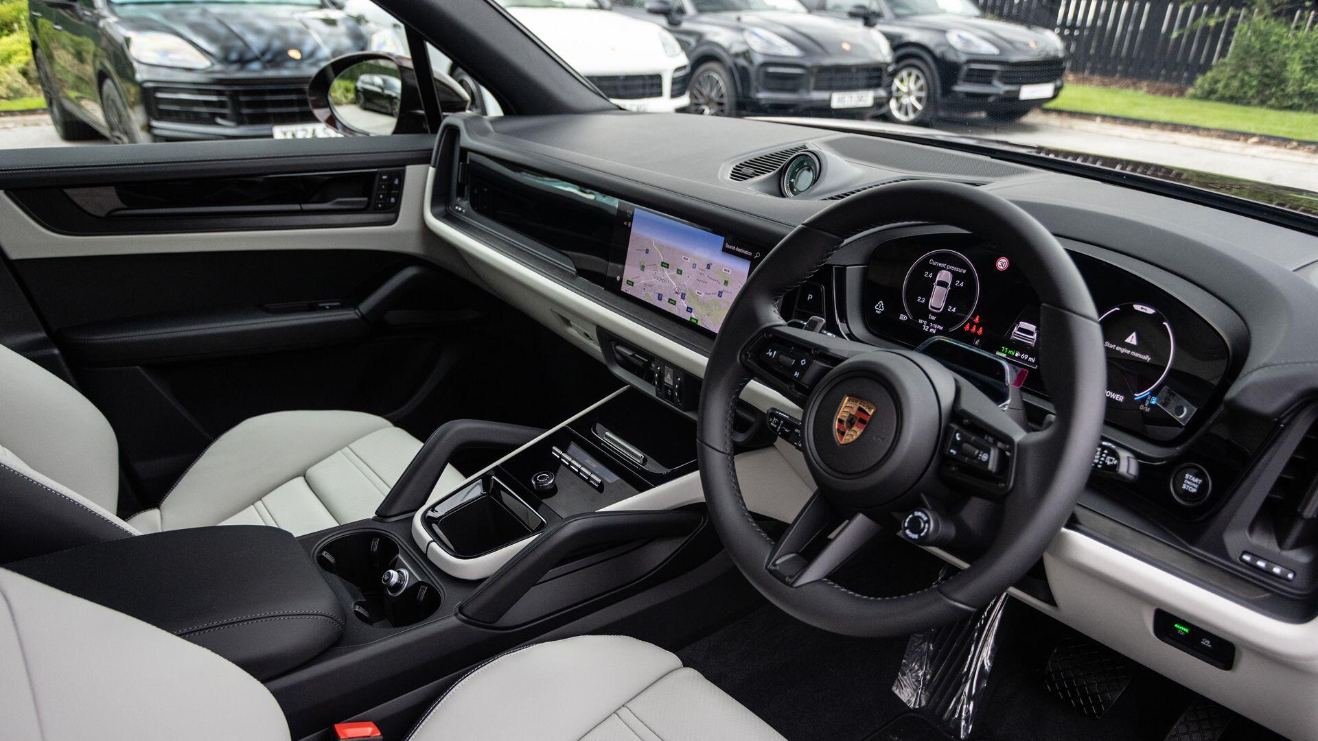Porsche Cayenne view 11