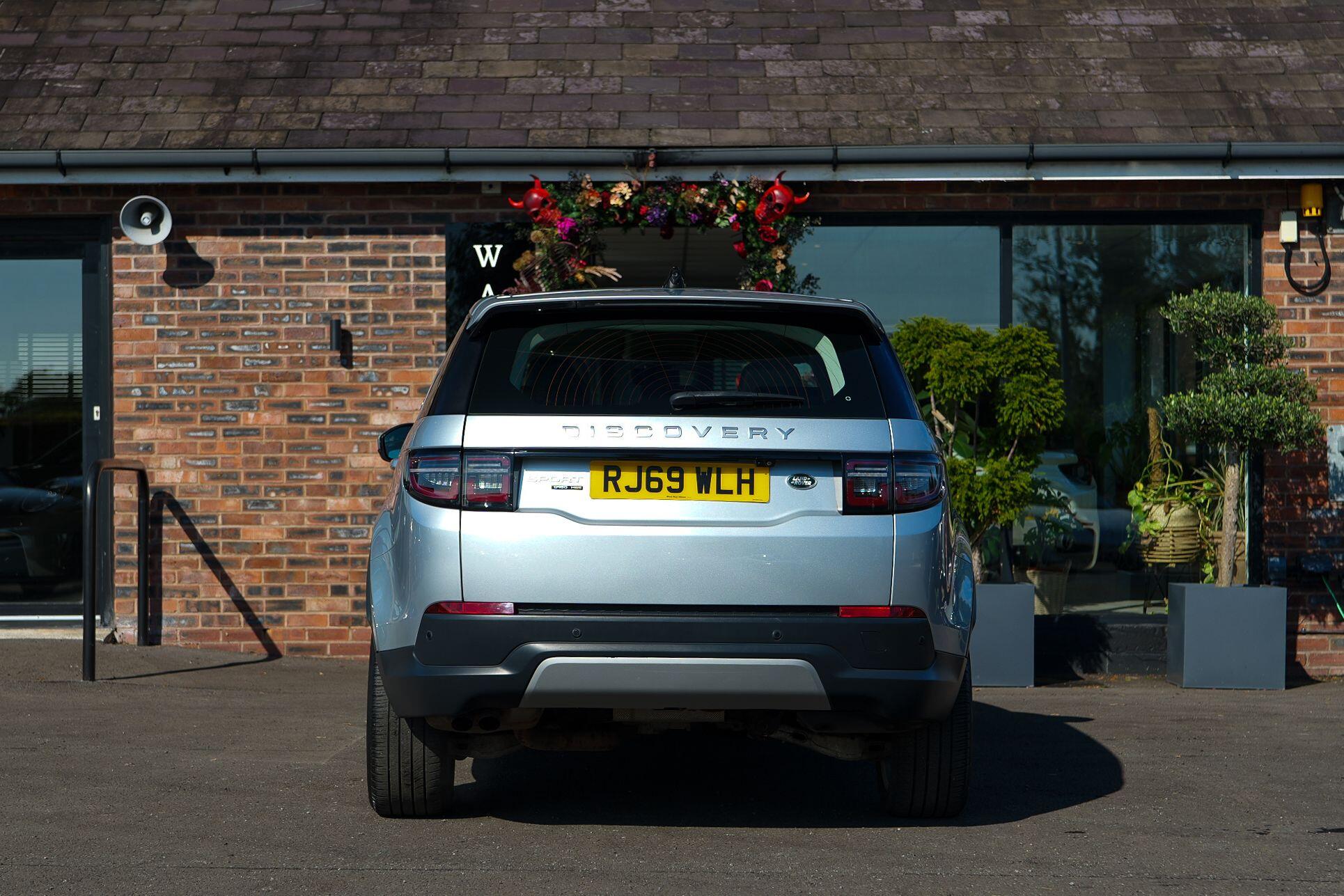 Land Rover Discovery Sport view 5
