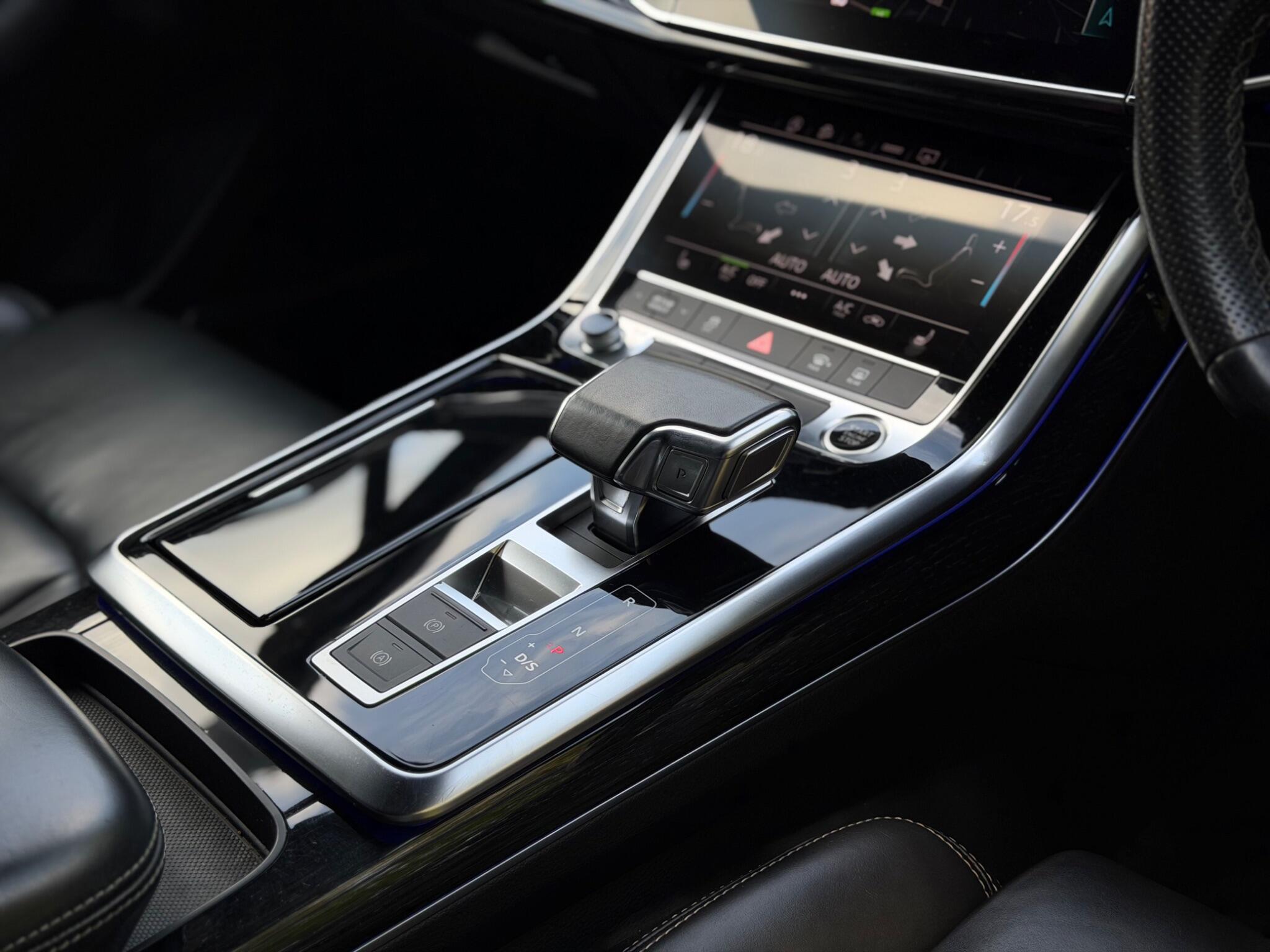 Audi Q7 view 14