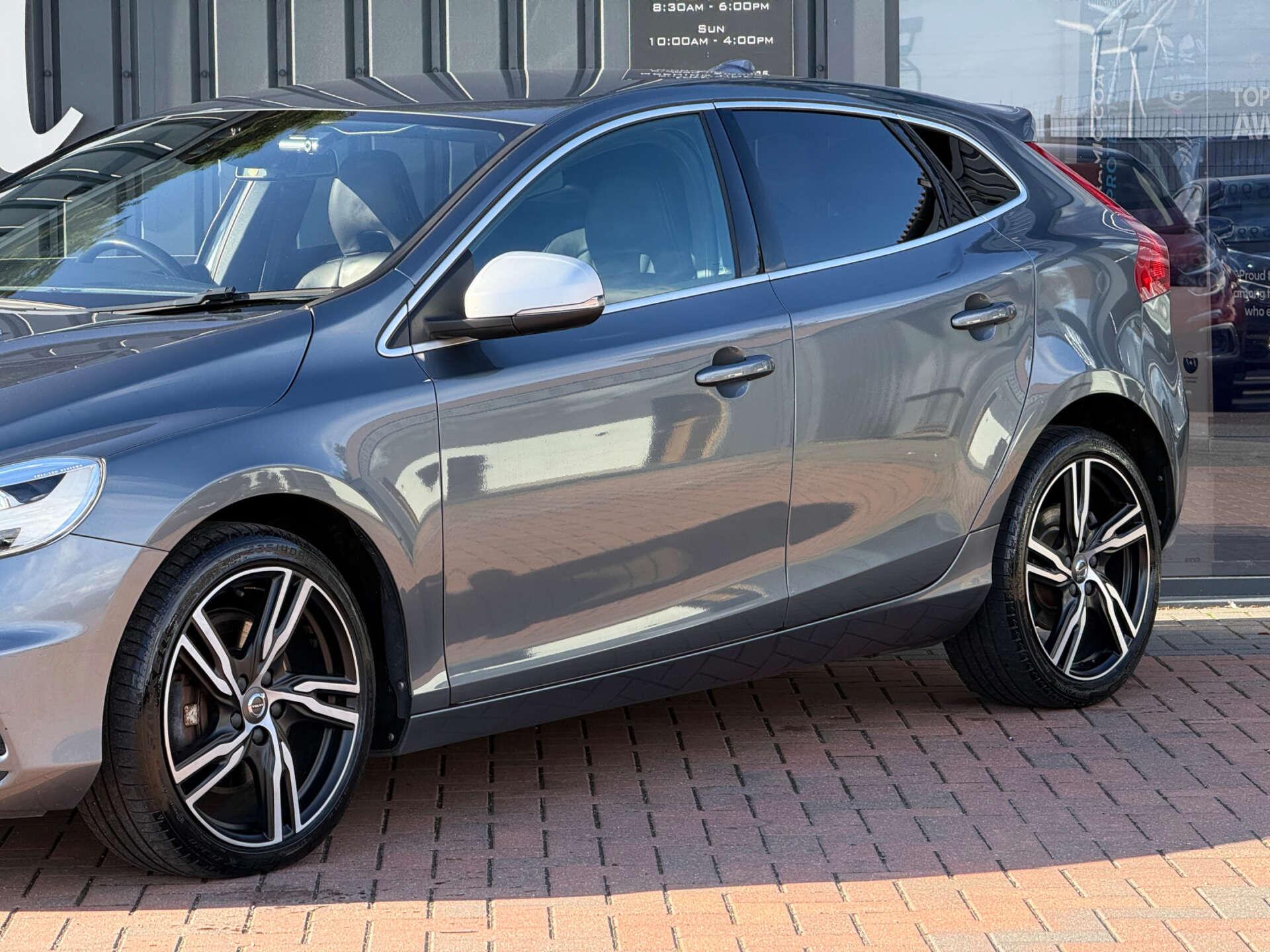 Volvo V40 view 3