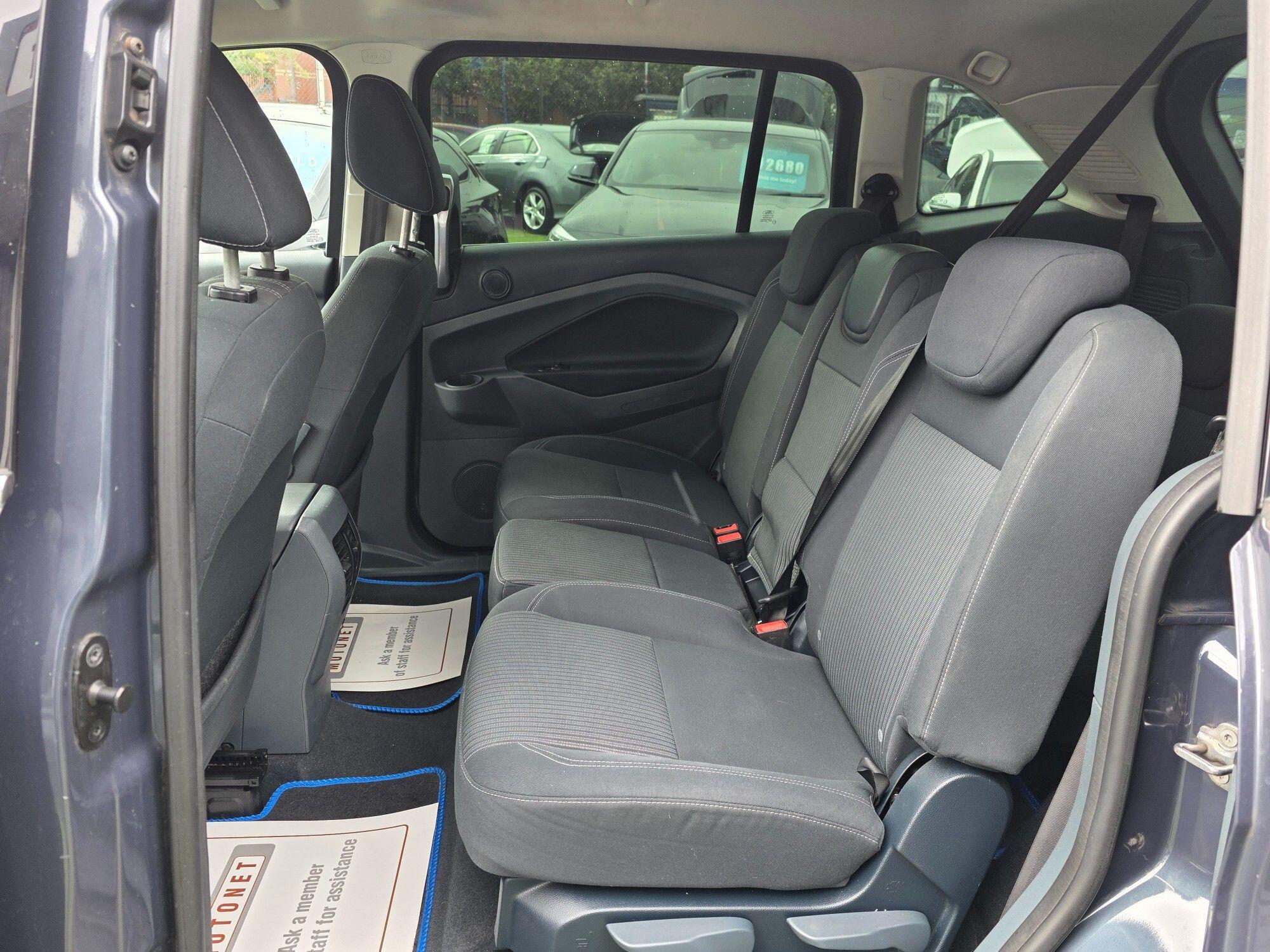 Ford Grand C-Max view 12