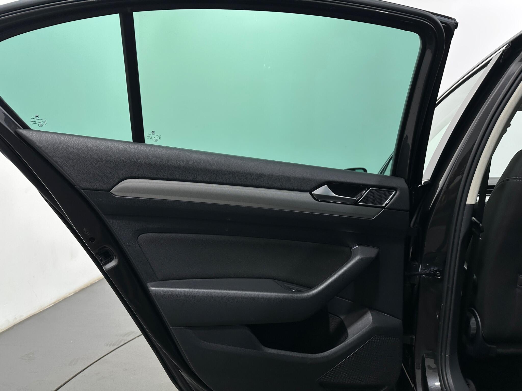 Volkswagen Passat view 40