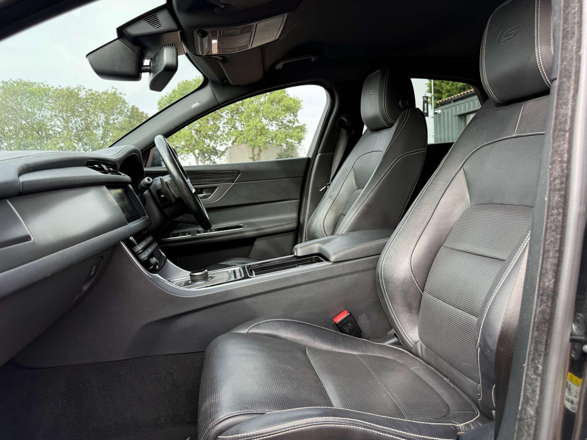 Jaguar XF view 70