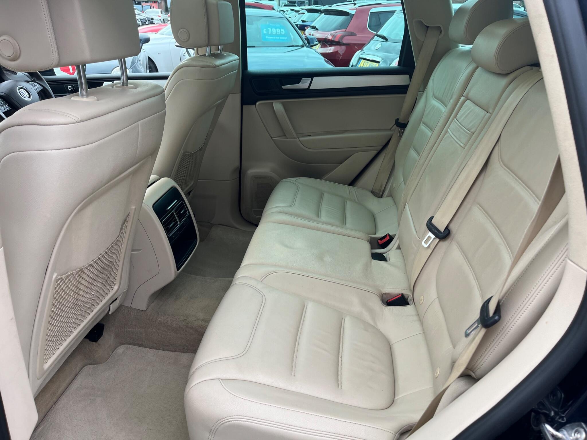 Volkswagen Touareg view 12