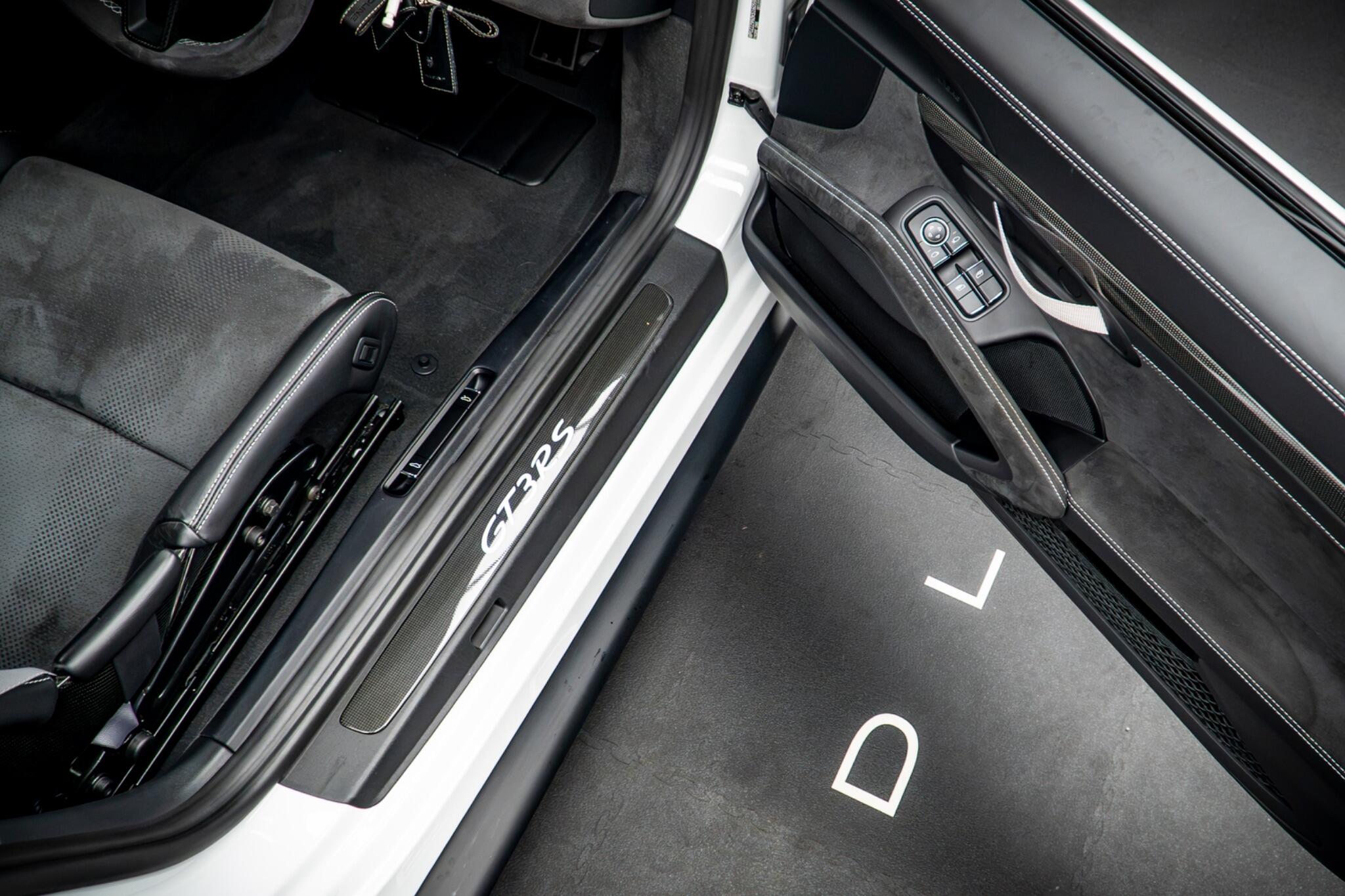 Porsche 911 view 29