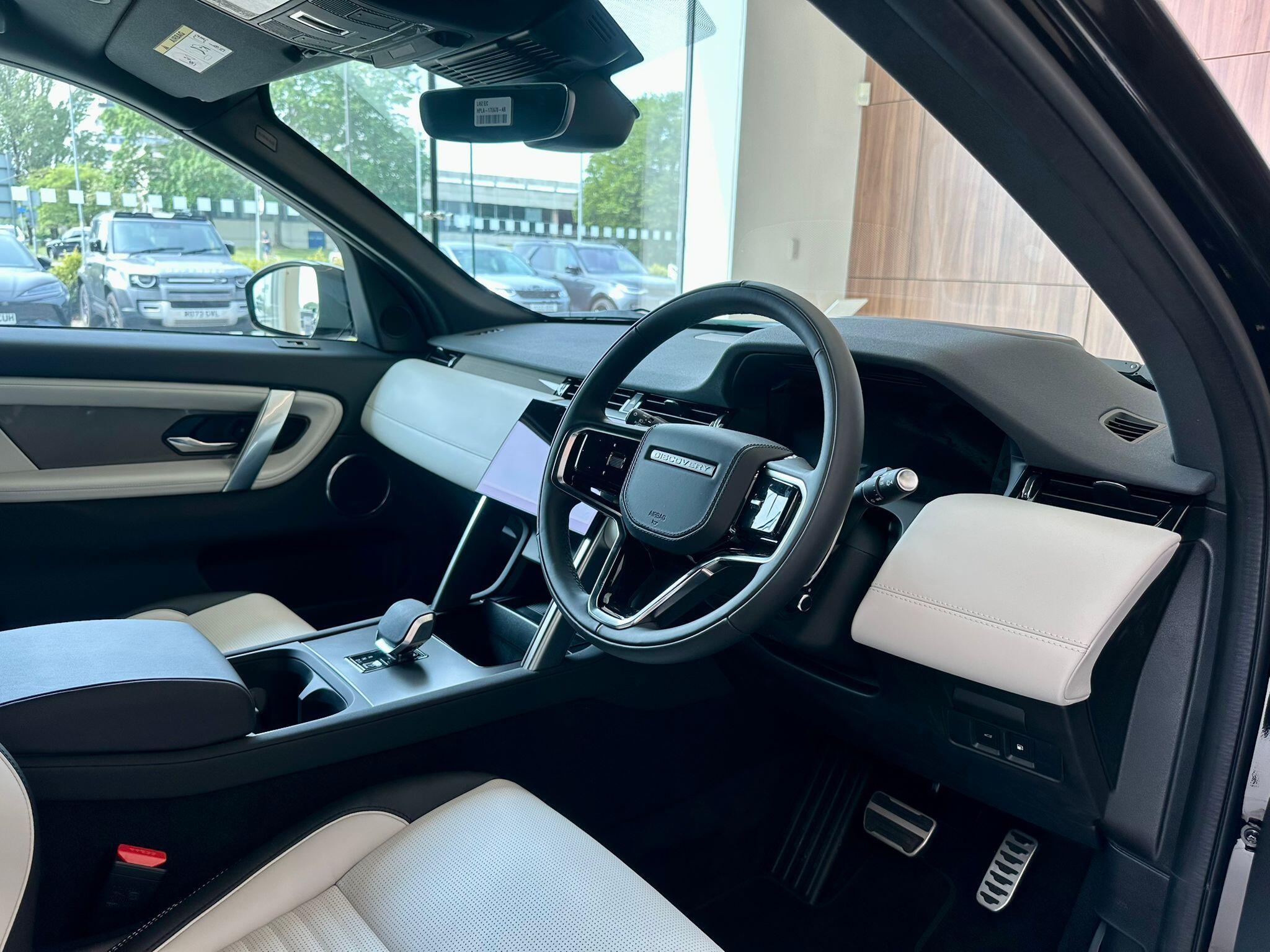 Land Rover Discovery Sport view 4
