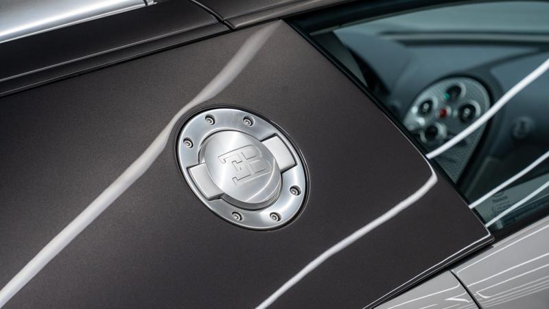 Bugatti Veyron view 14