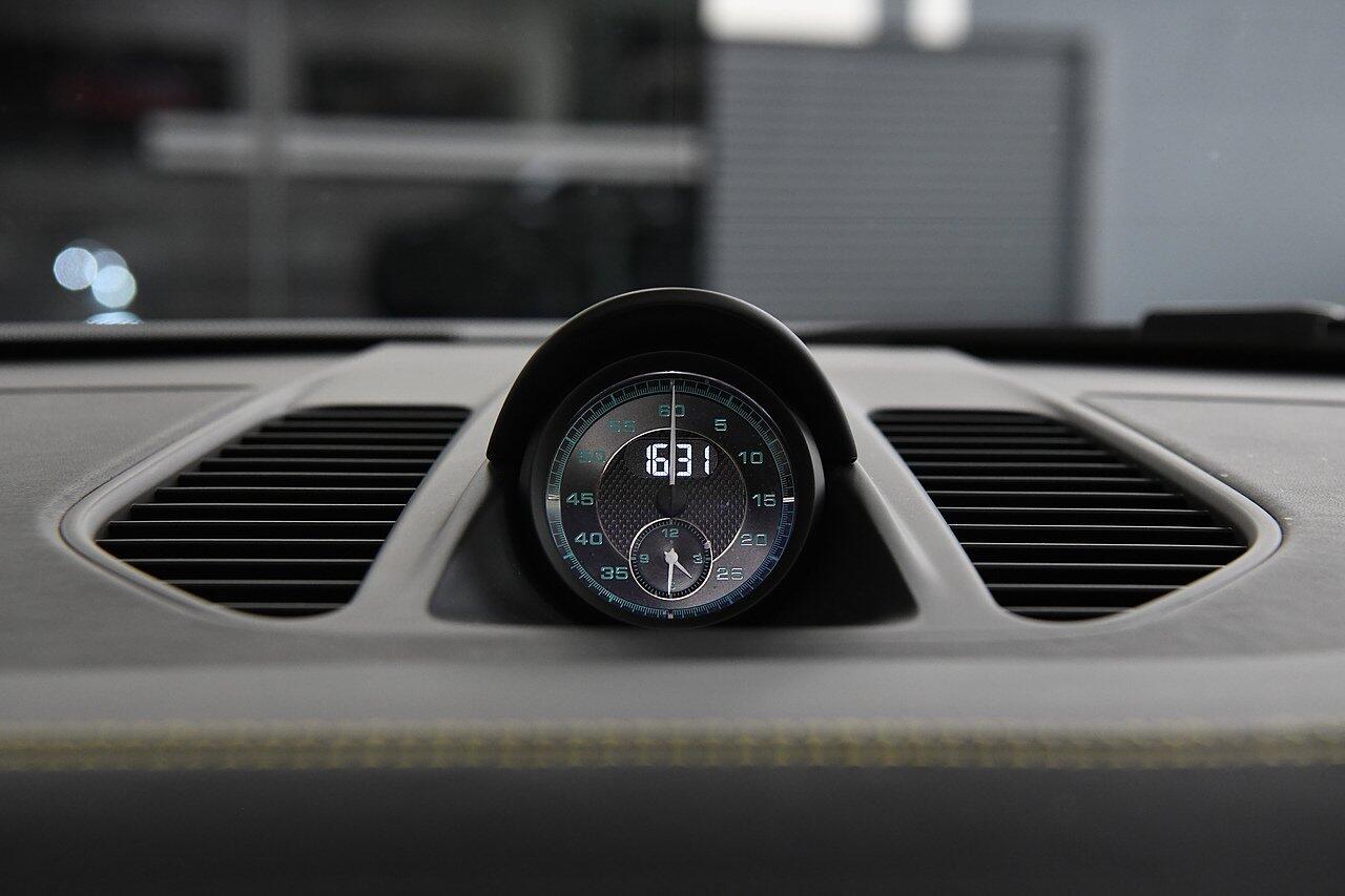 Porsche 911 view 31