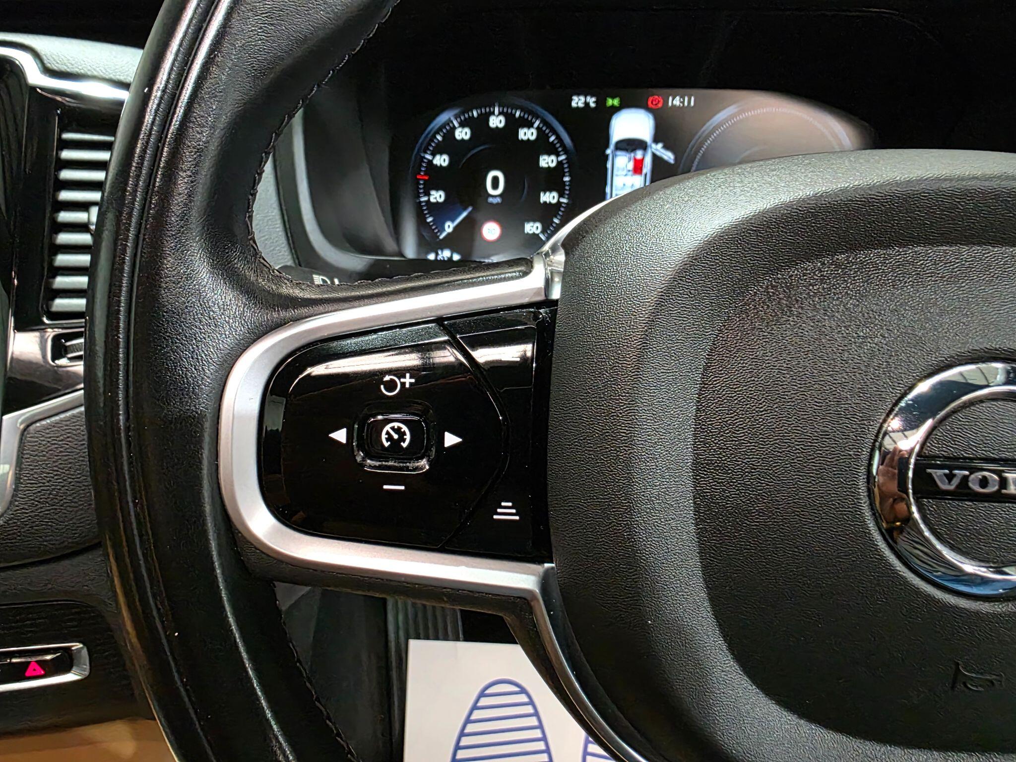 Volvo XC90 view 26