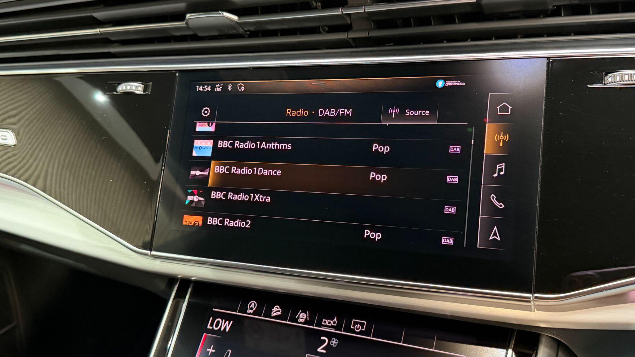 Audi Q8 view 17