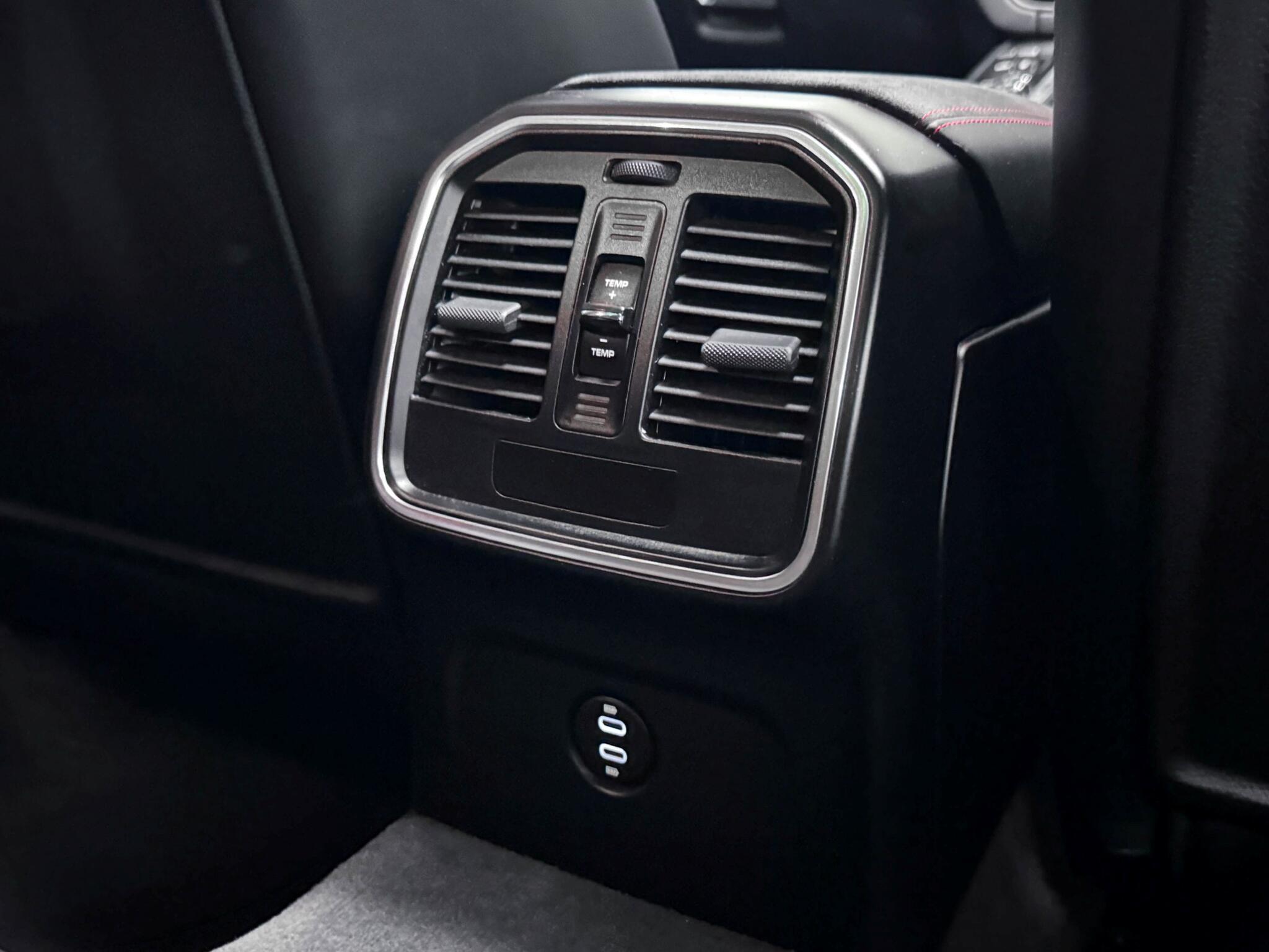 Porsche Macan view 16