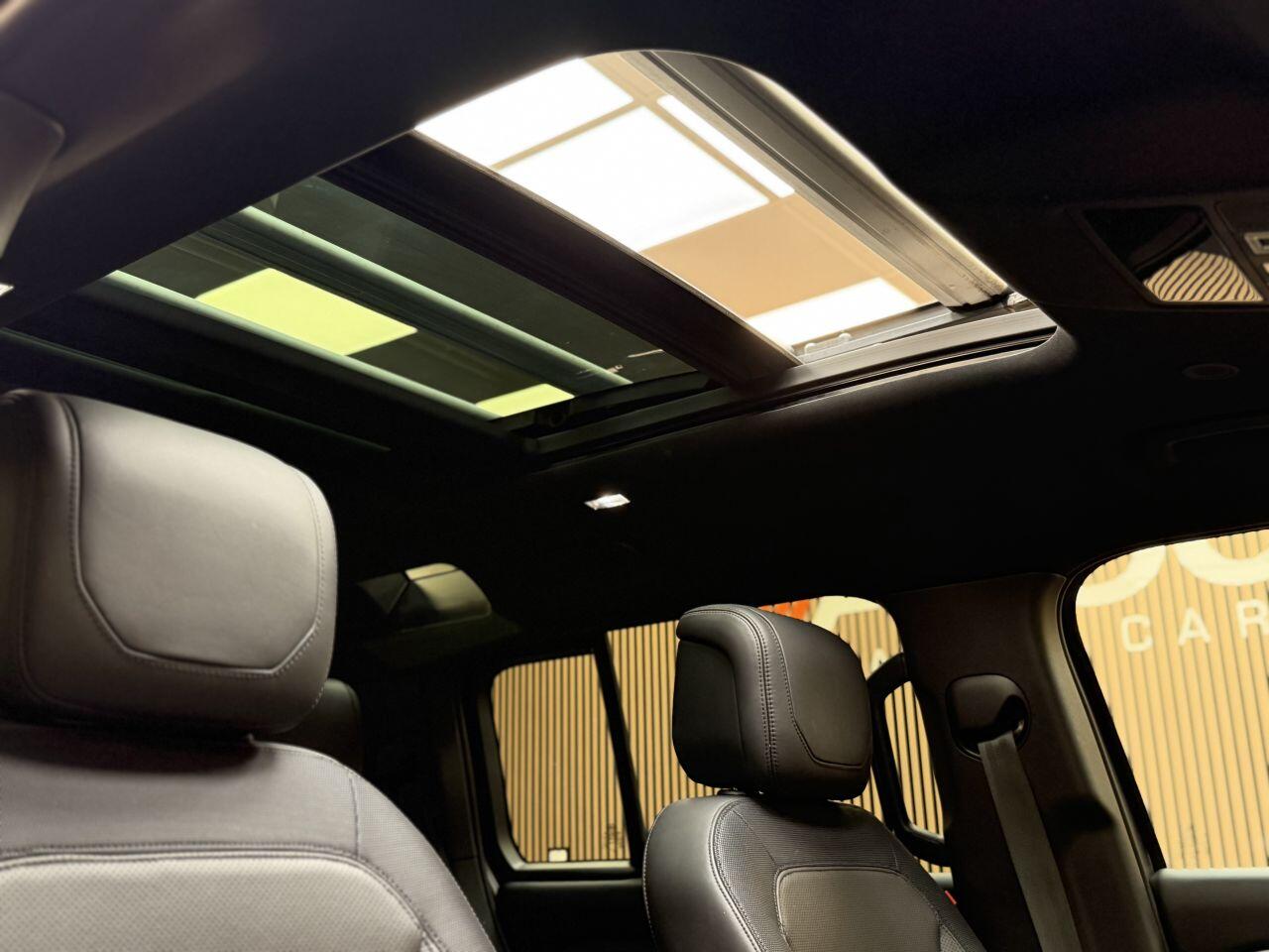 Land Rover Defender 110 view 31