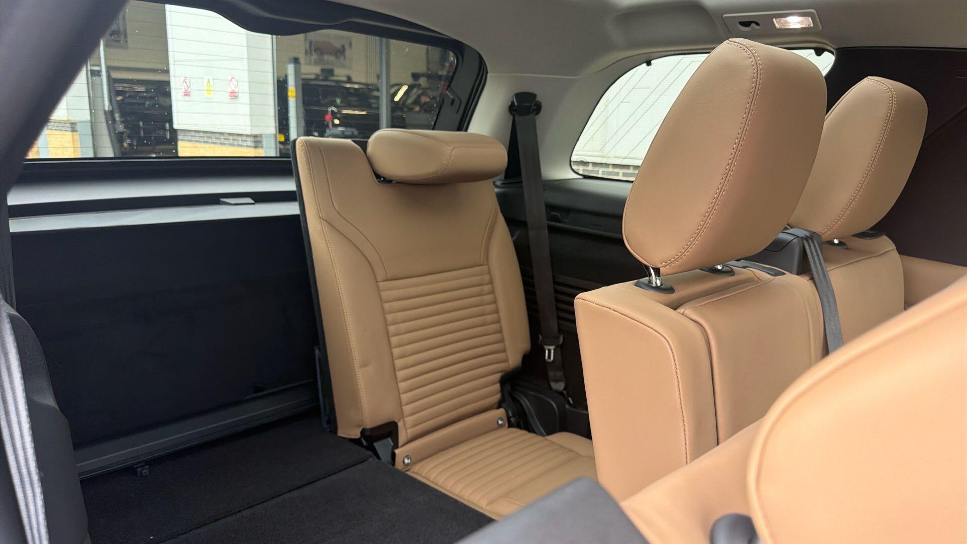 Land Rover Discovery view 10