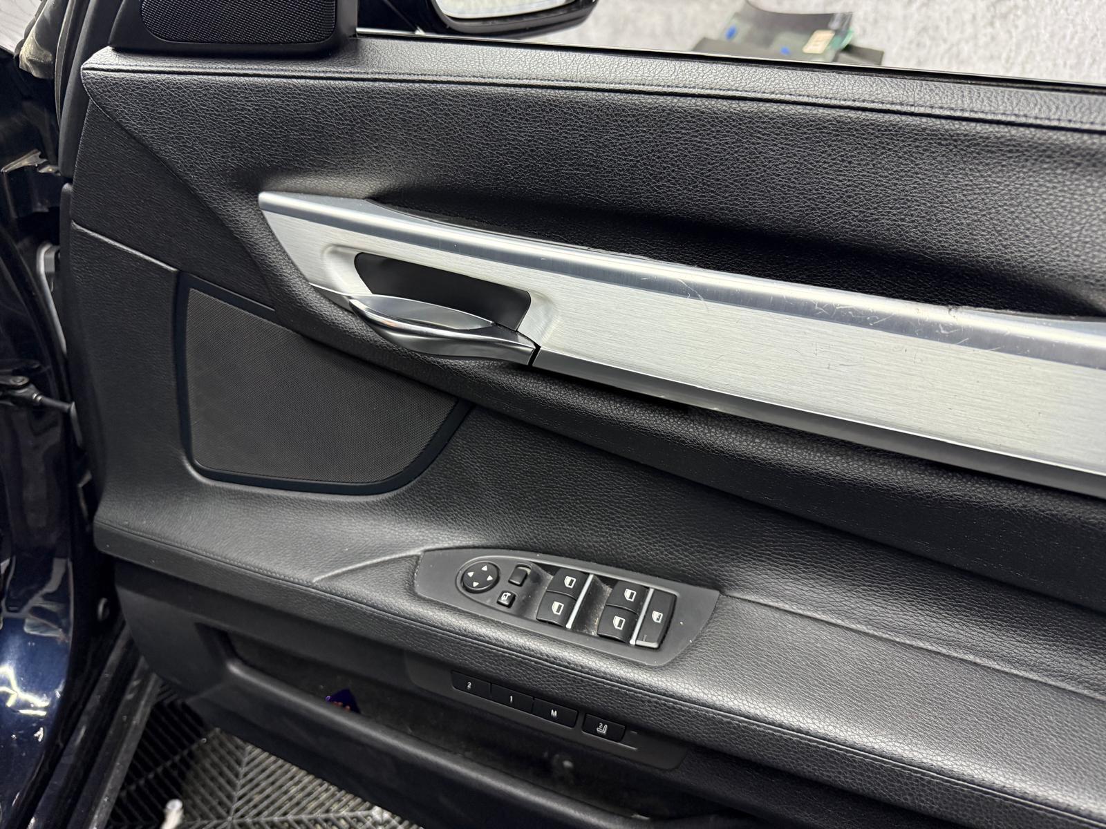 BMW 7 Series view 24