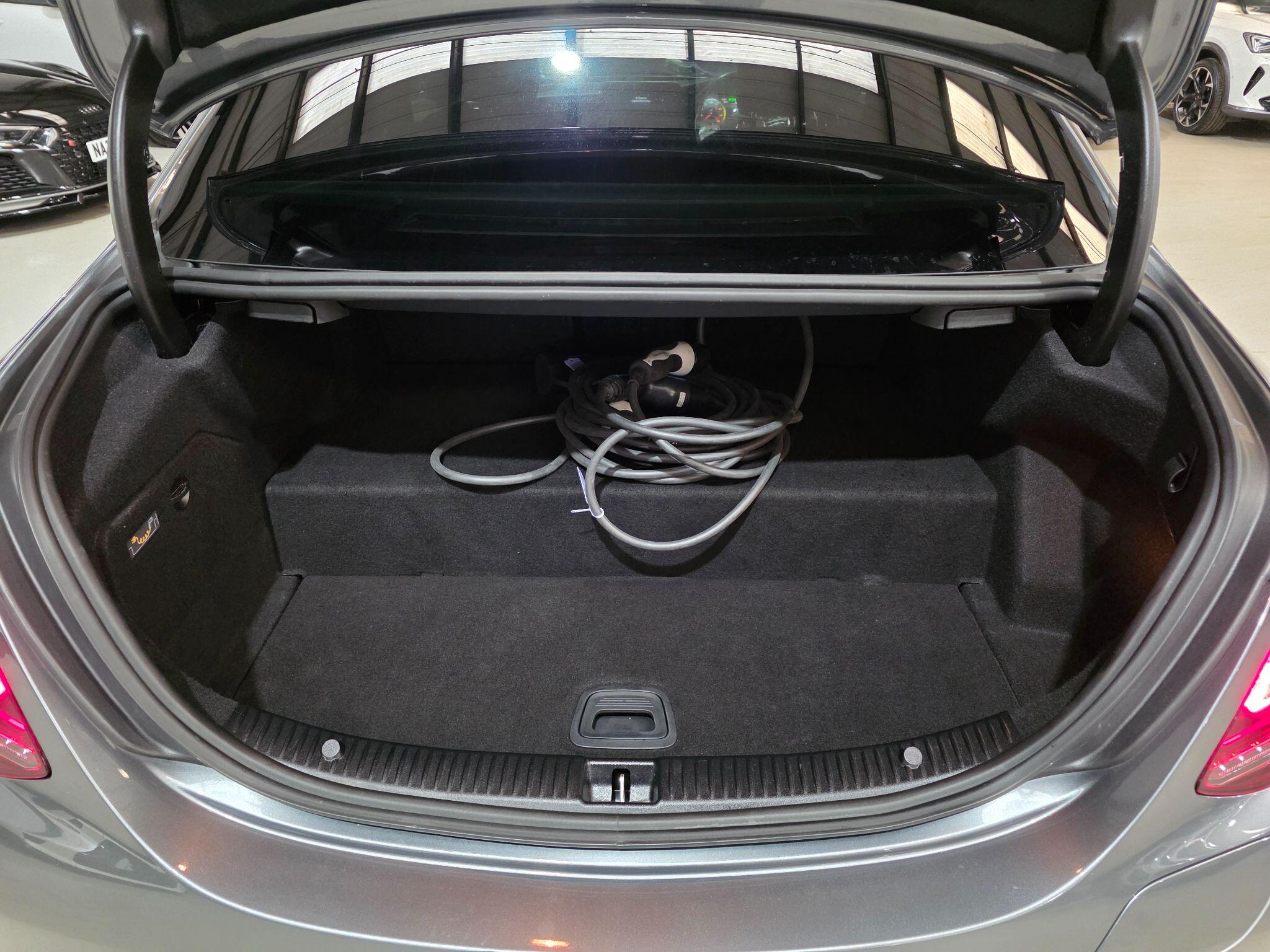 Mercedes-Benz C Class view 32