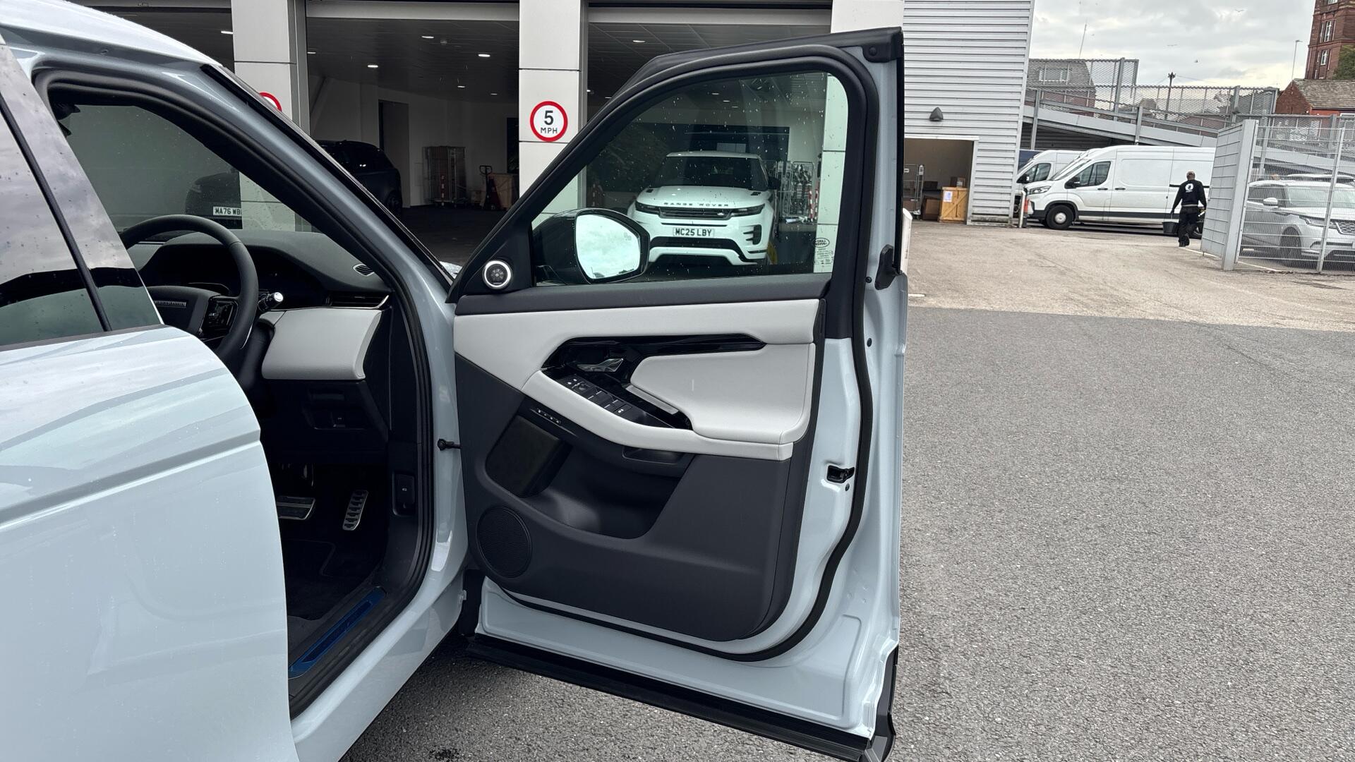 Land Rover Range Rover Evoque view 30