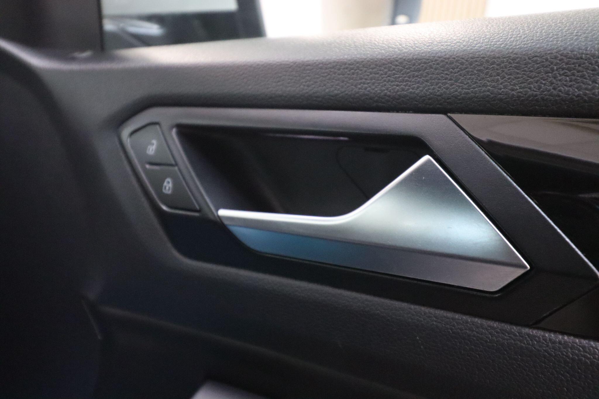 Volkswagen T-Roc view 17