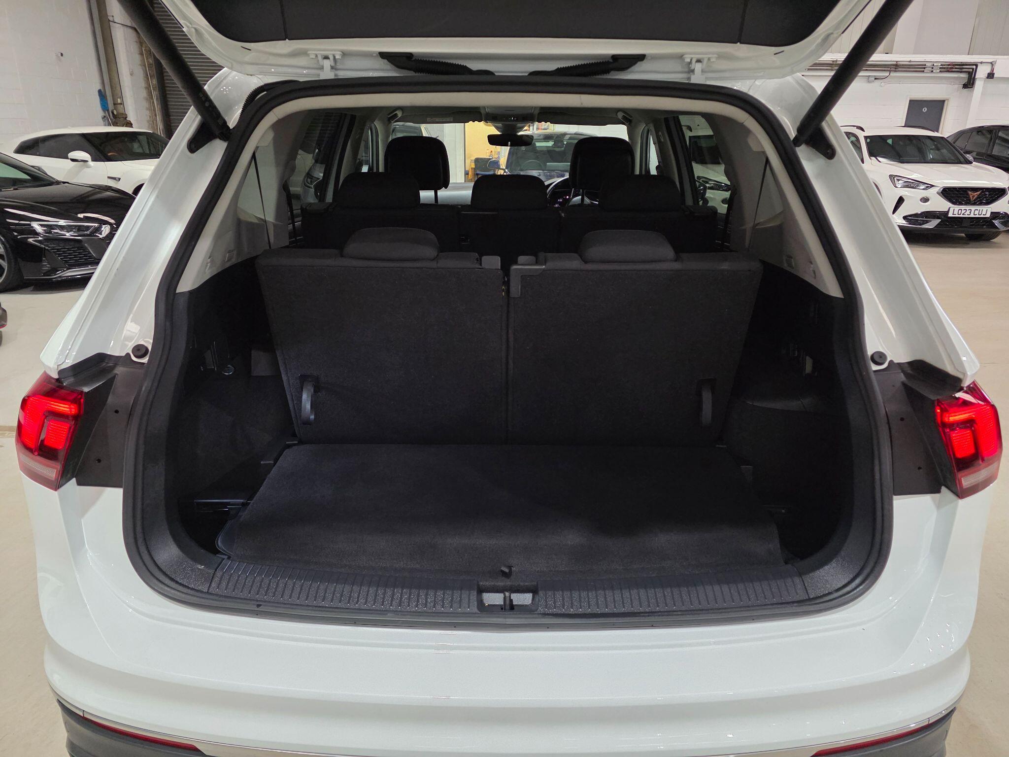 Volkswagen Tiguan Allspace view 34