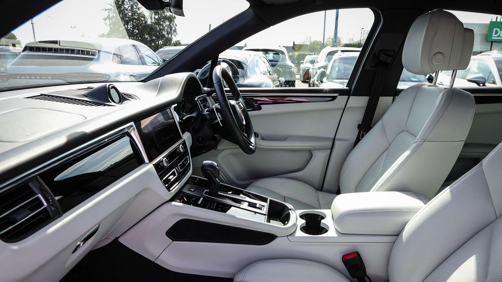 Porsche Macan view 11