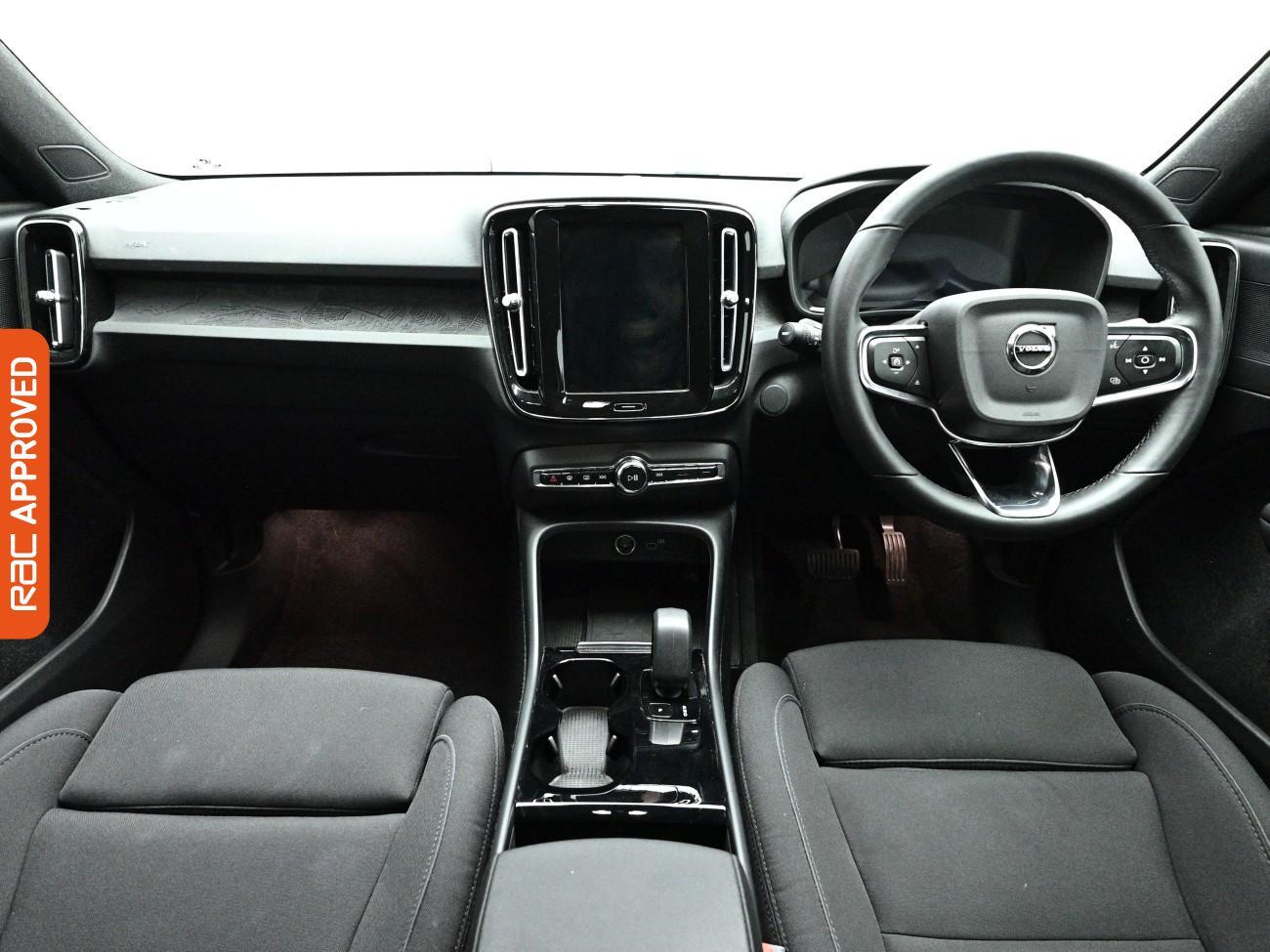 Volvo XC40 view 2