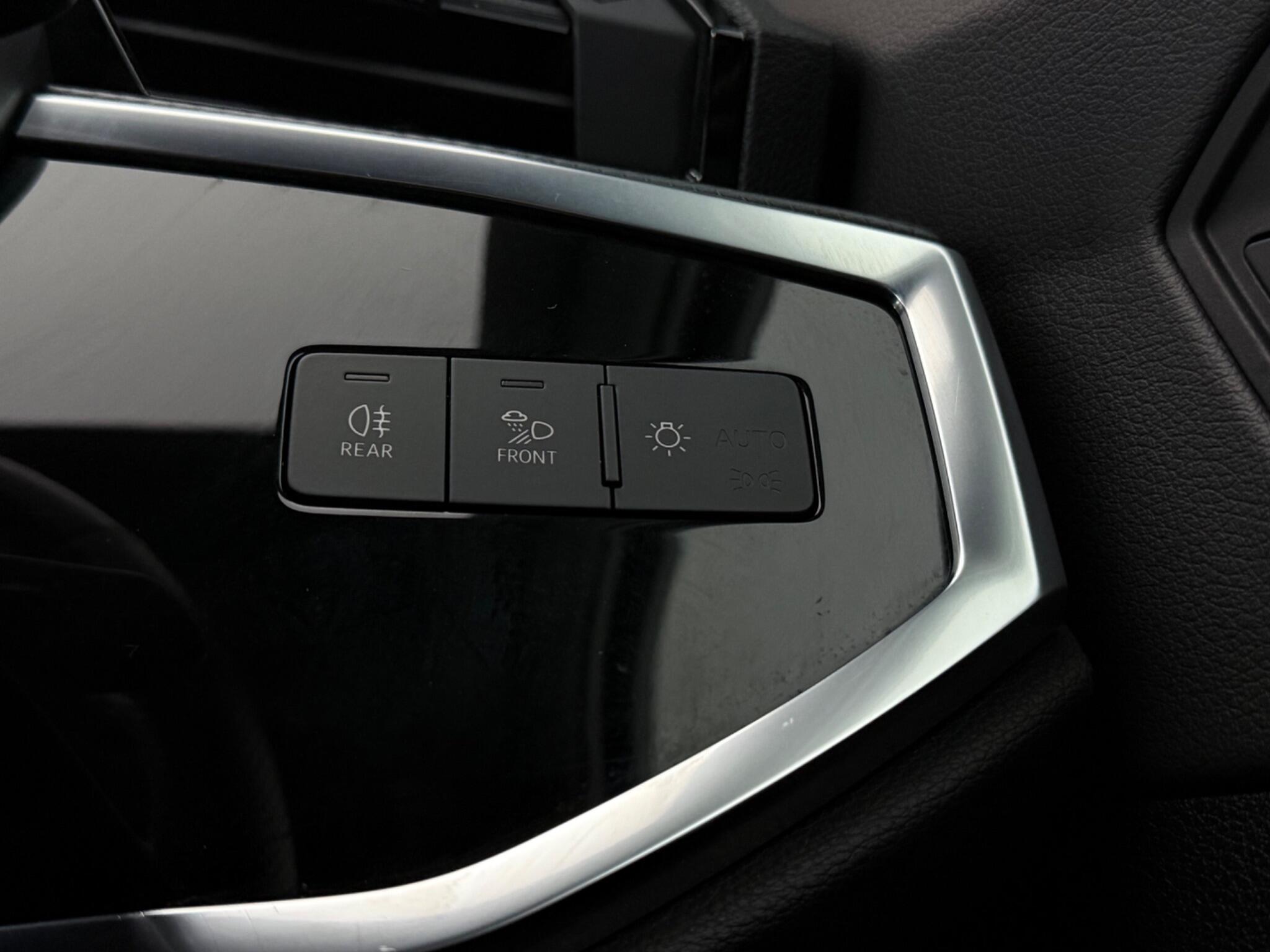 Audi Q3 view 20