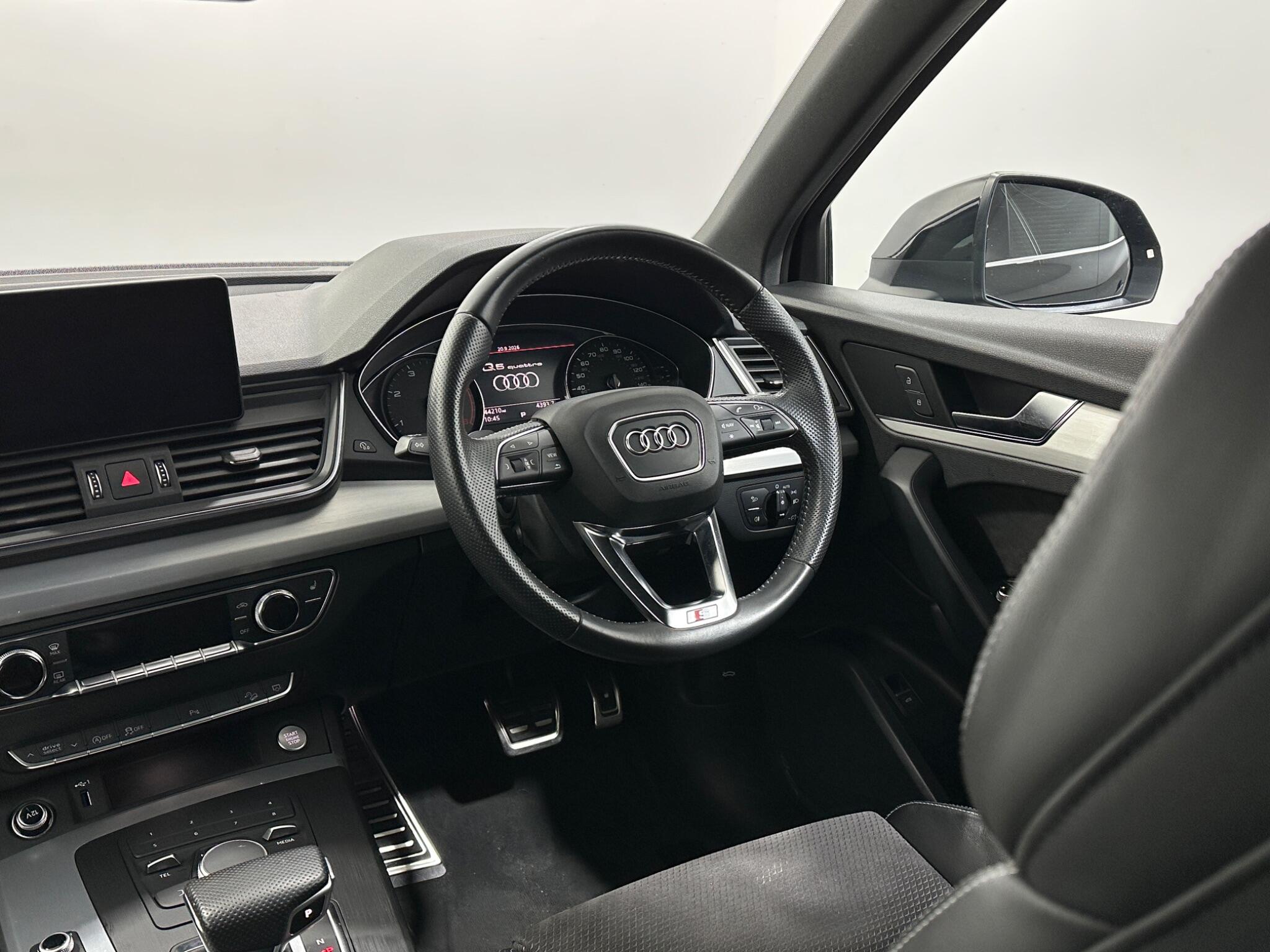 Audi Q5 view 12