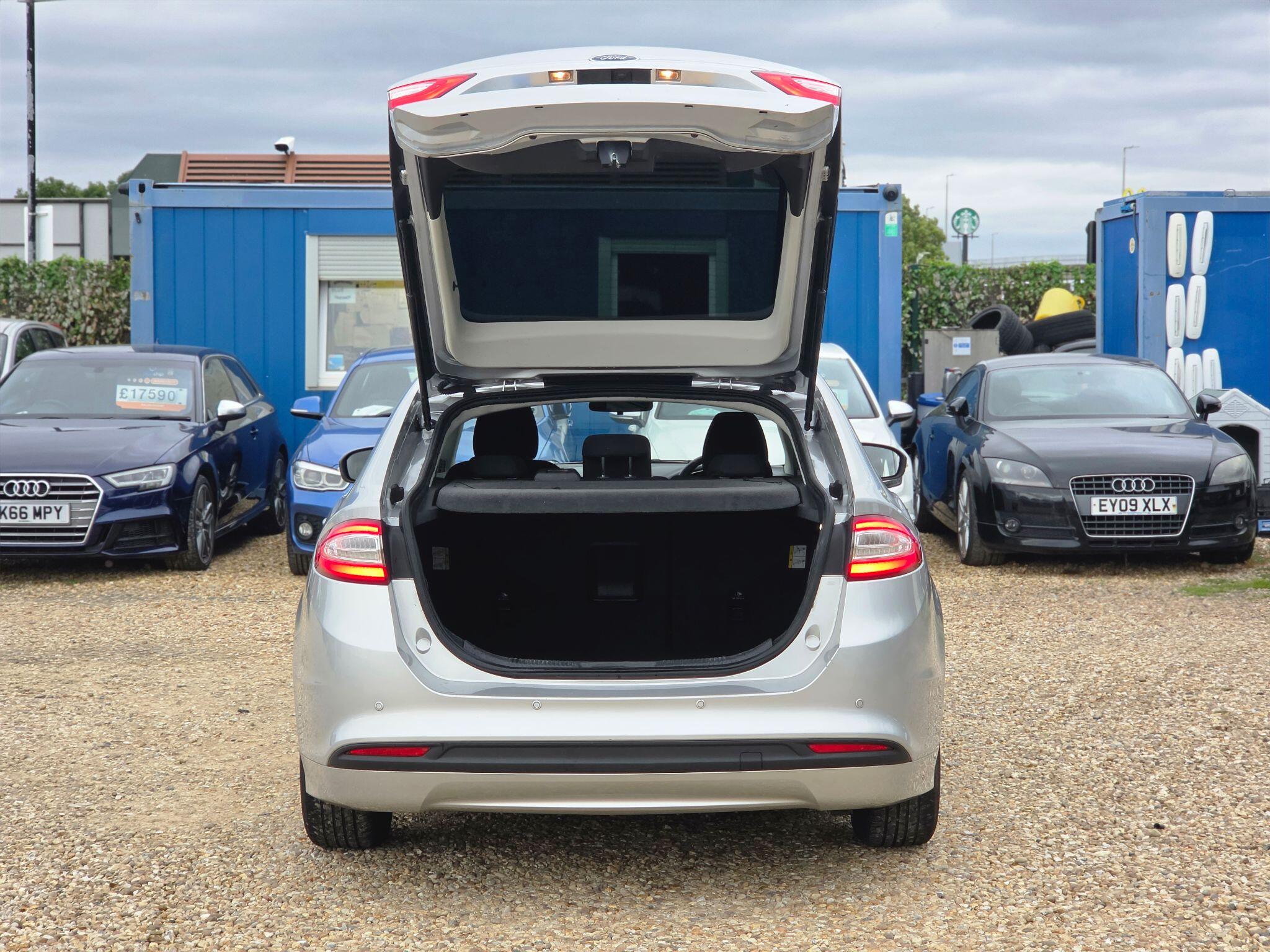 Ford Mondeo view 24