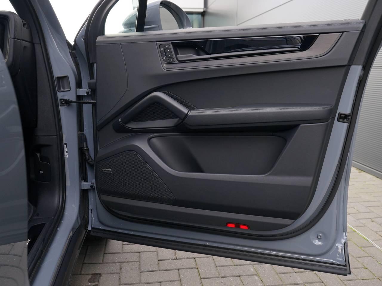 Porsche Cayenne view 39