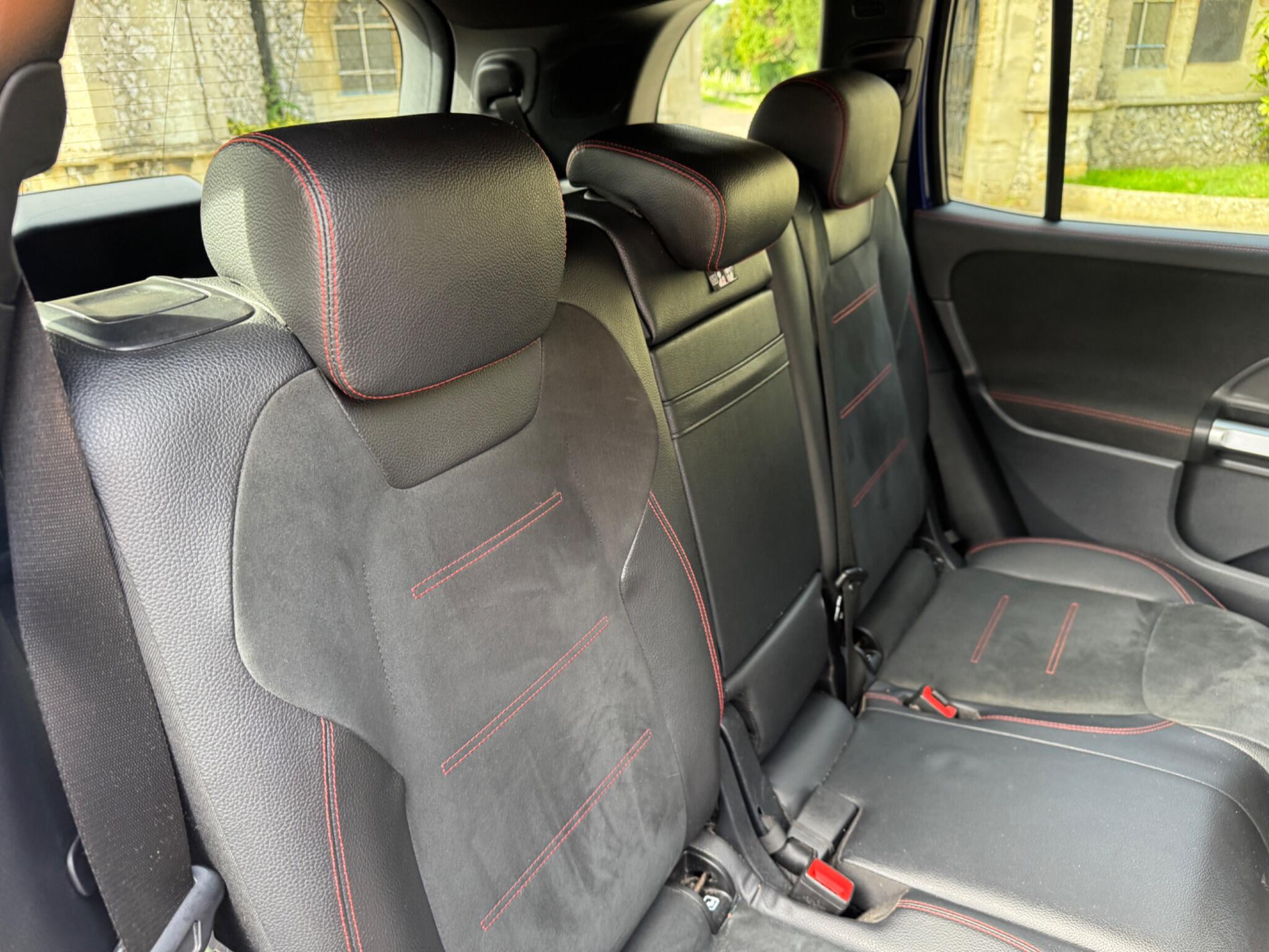 Mercedes-Benz GLB view 42
