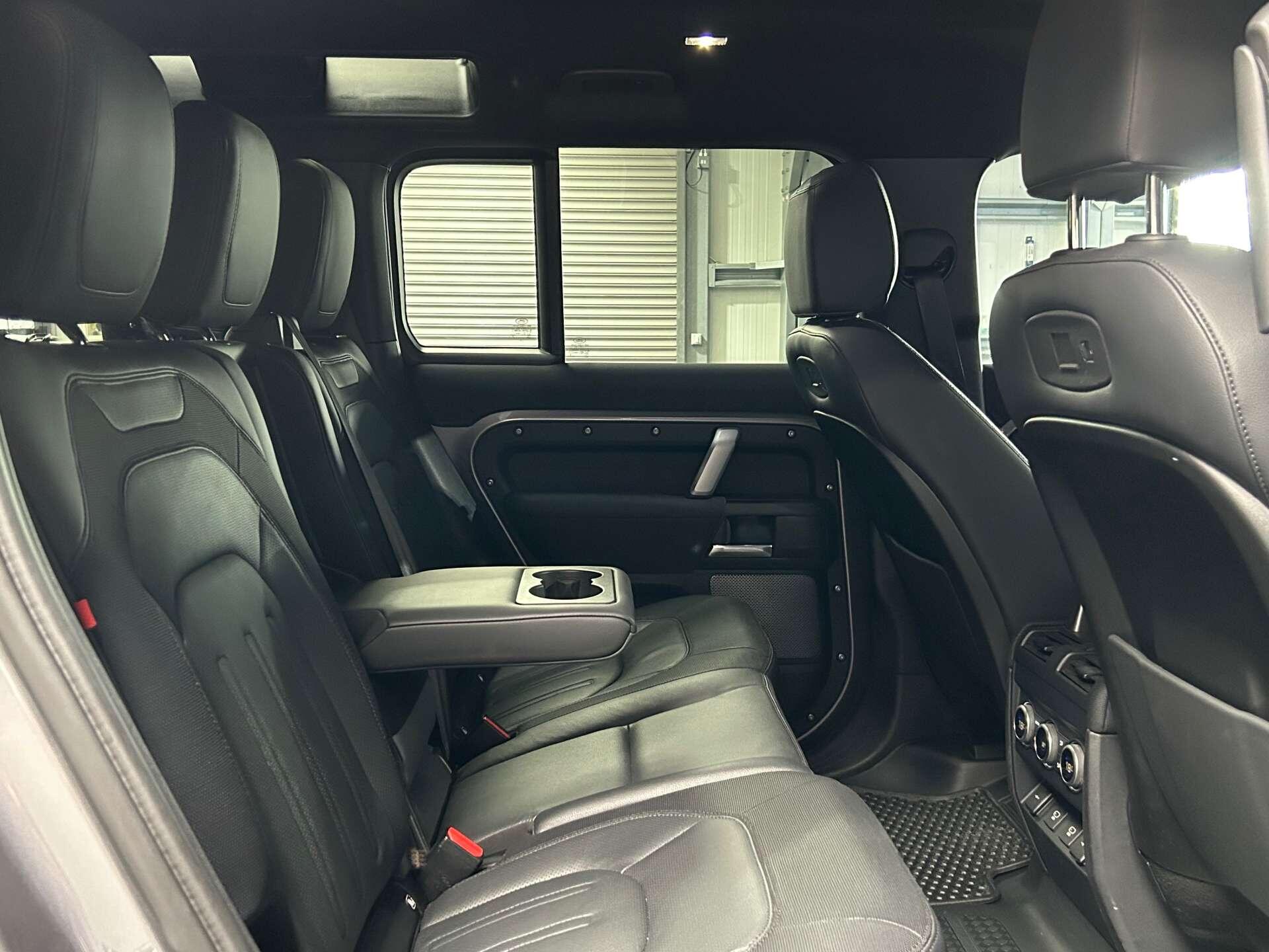 Land Rover Defender 110 view 26