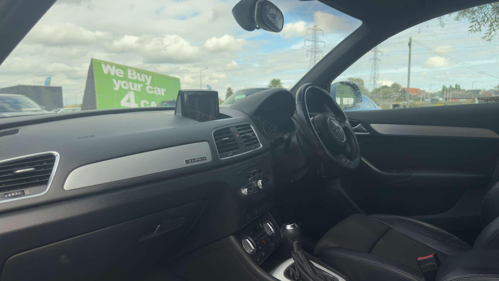 Audi Q3 view 14