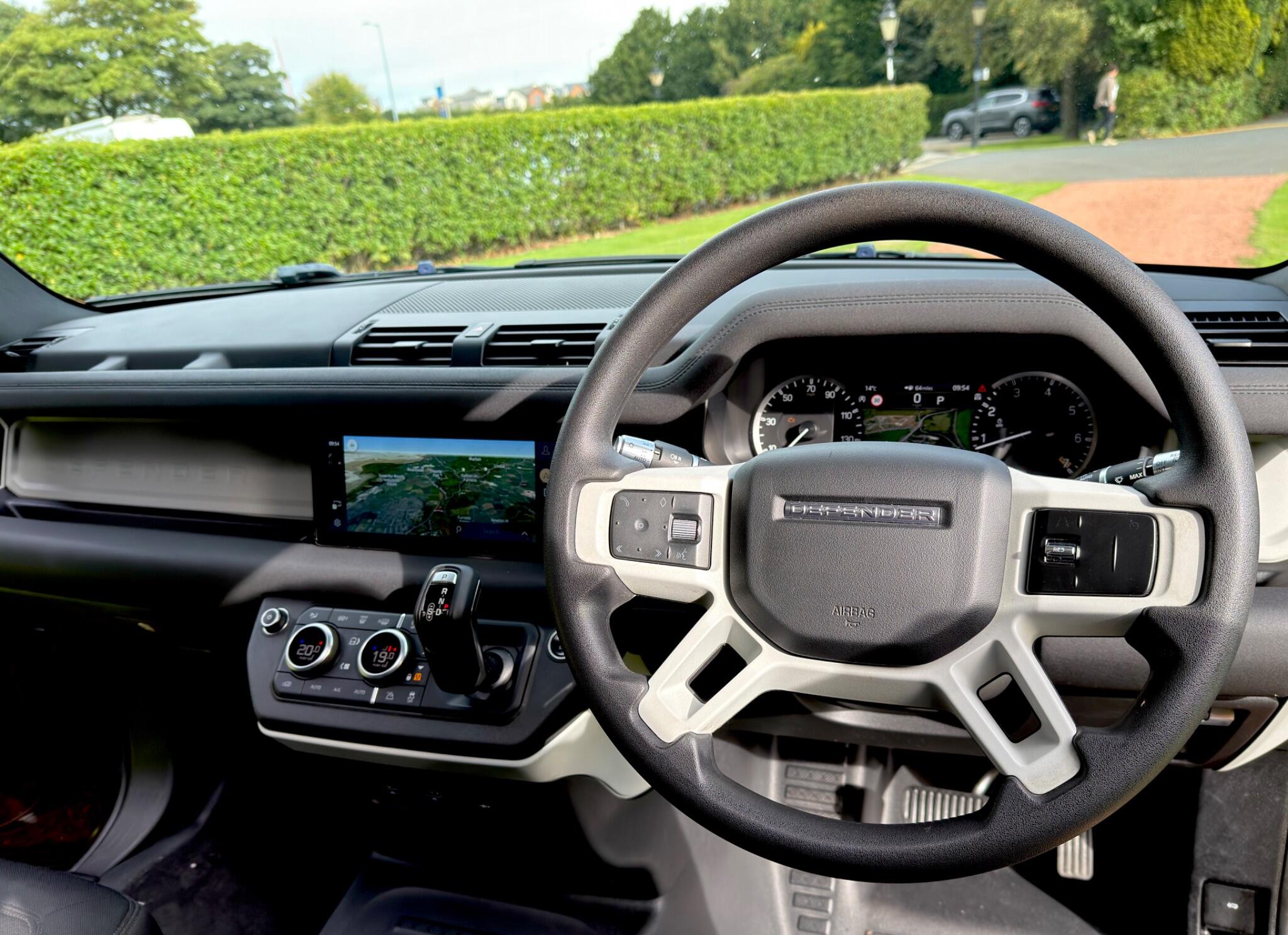 Land Rover Defender 110 view 31