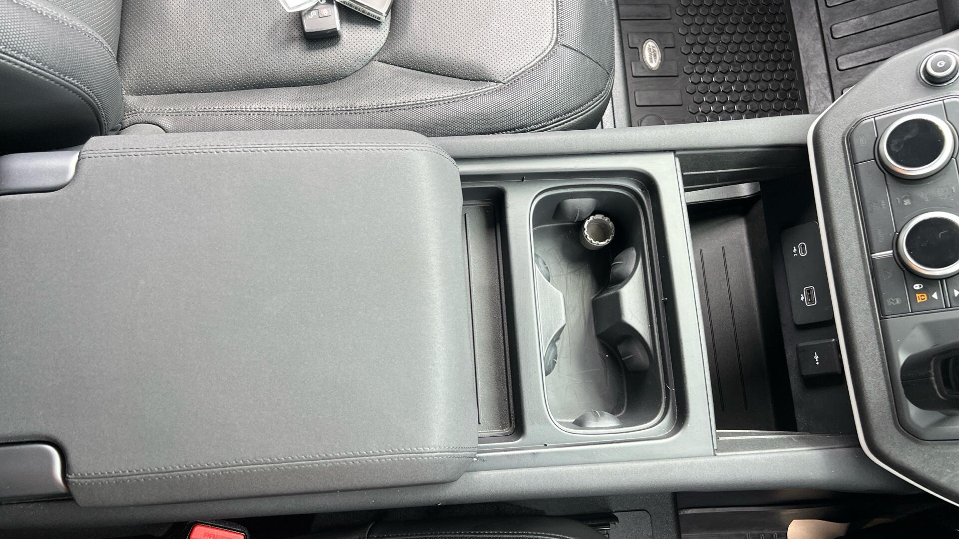 Land Rover Defender view 27