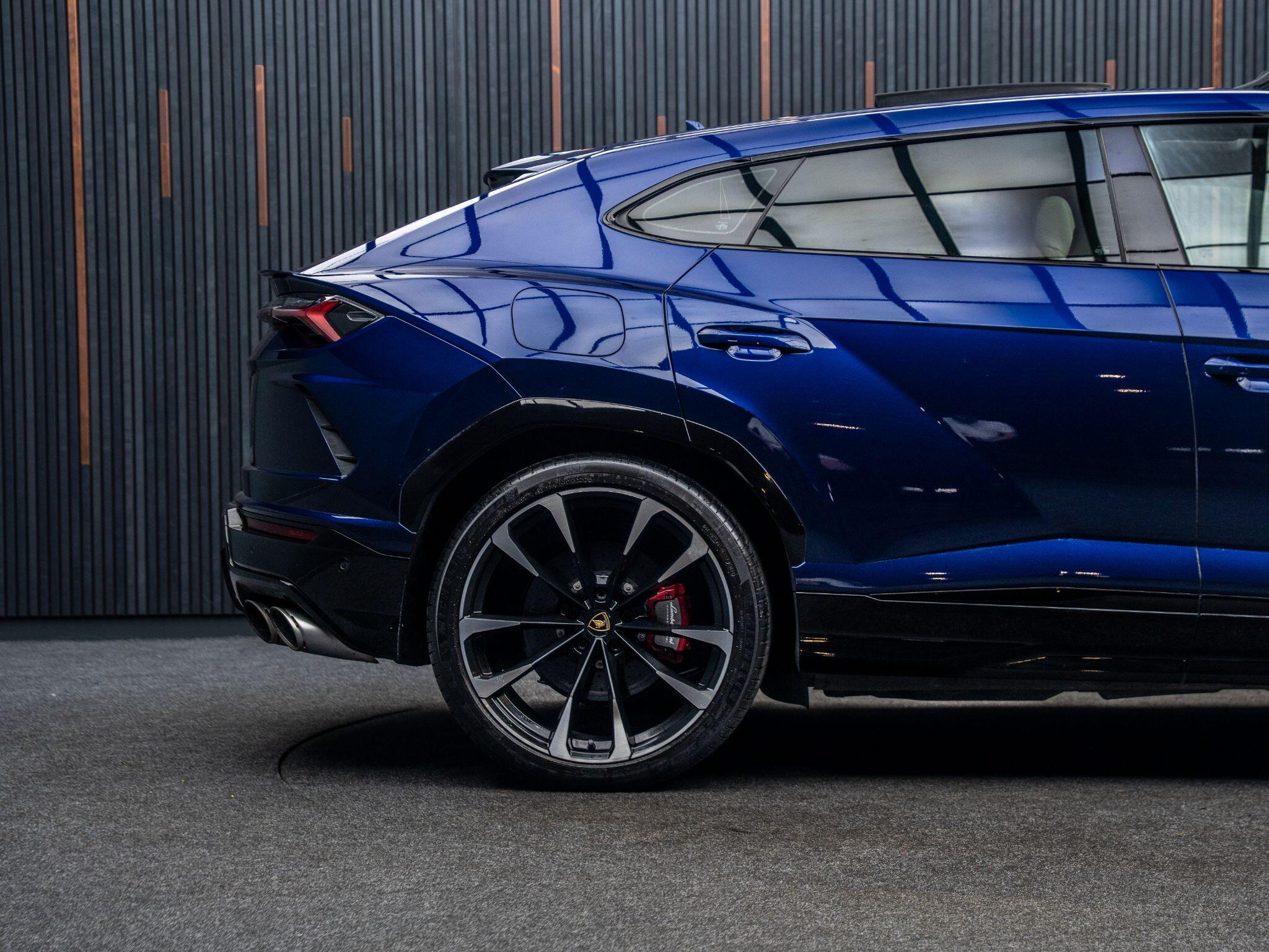 Lamborghini Urus view 19
