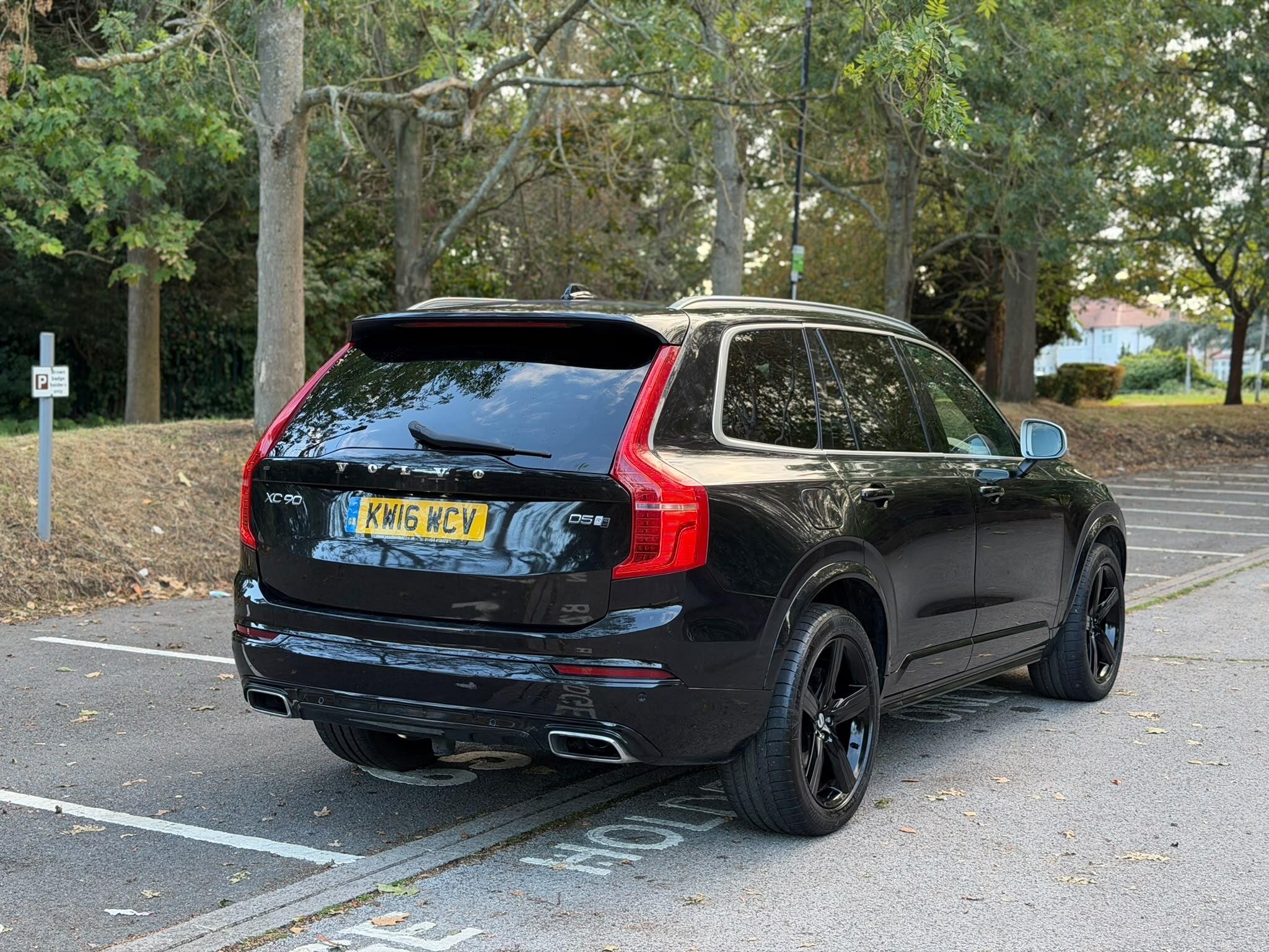 Volvo XC90 view 3
