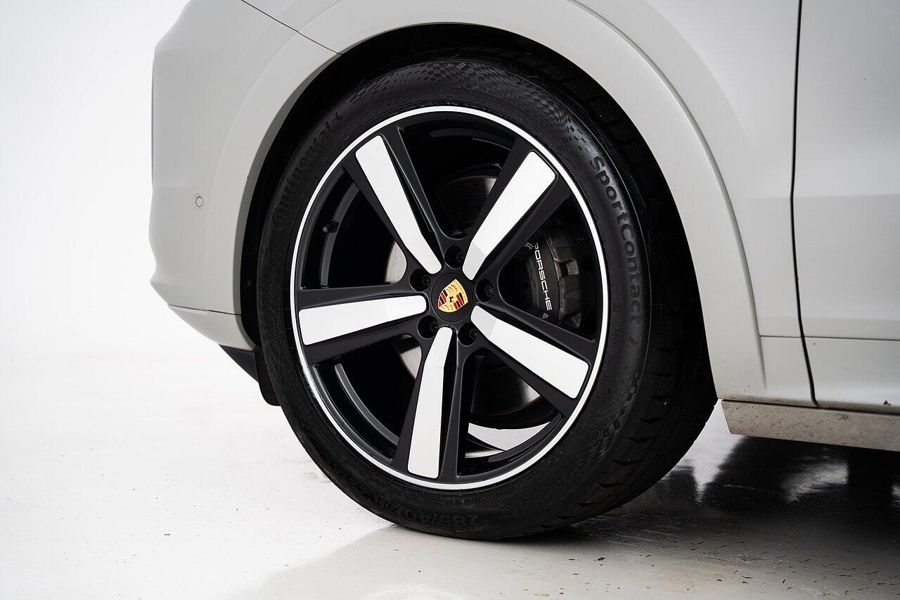 Porsche Cayenne view 23