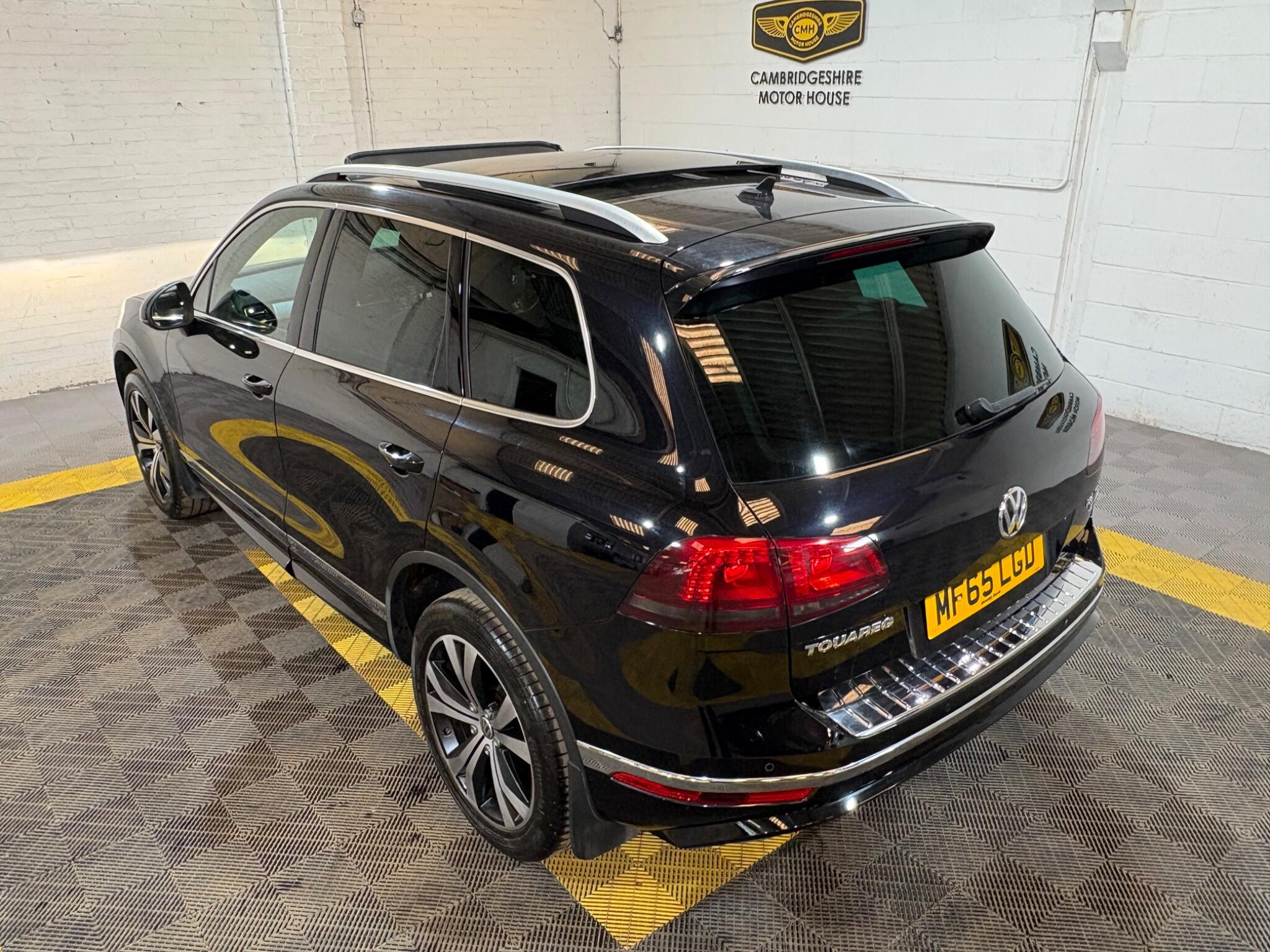 Volkswagen Touareg view 11