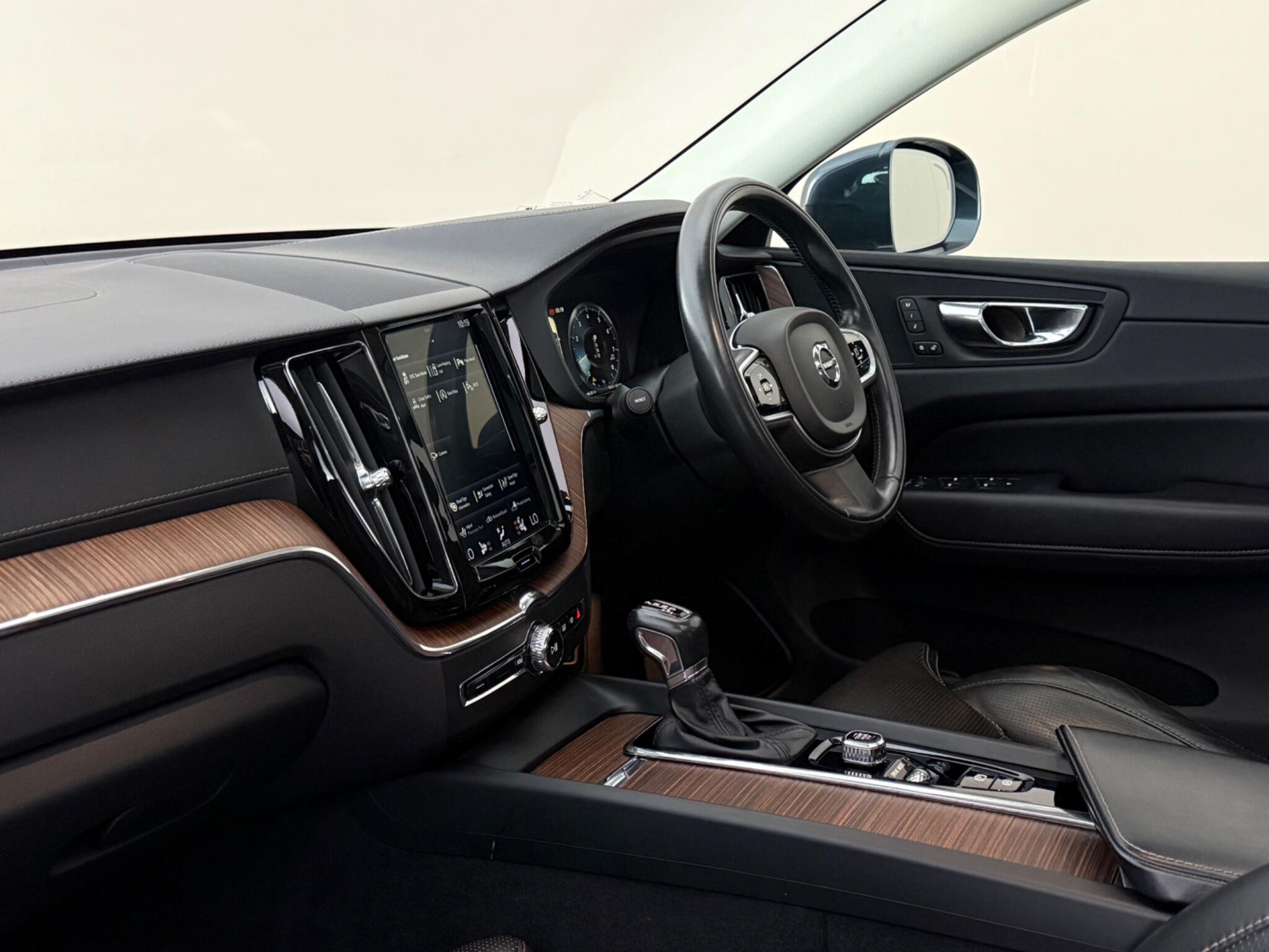 Volvo XC60 view 4