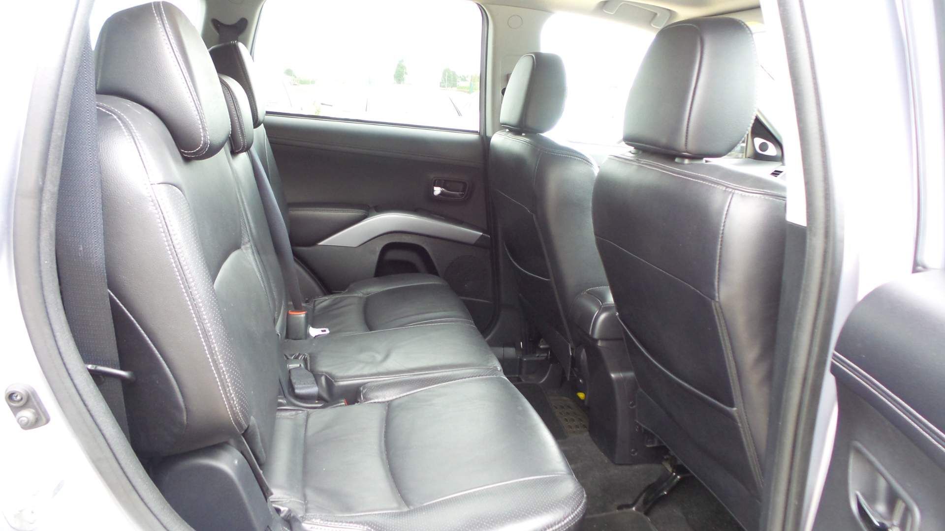 Mitsubishi Outlander view 9