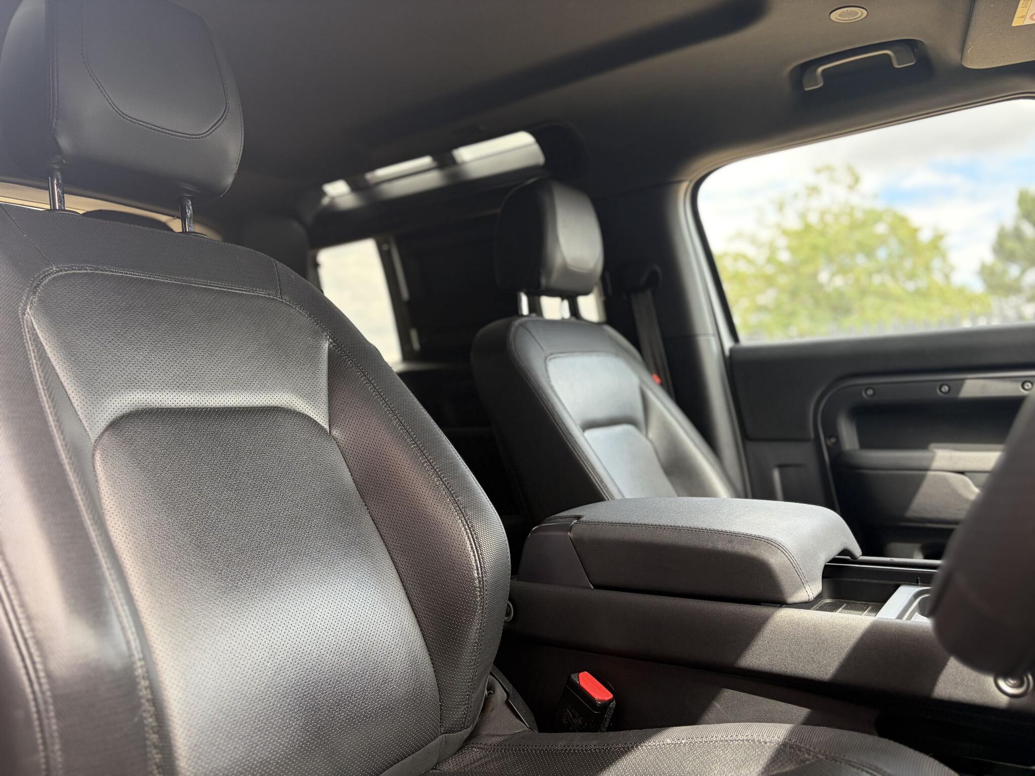 Land Rover Defender 90 view 21