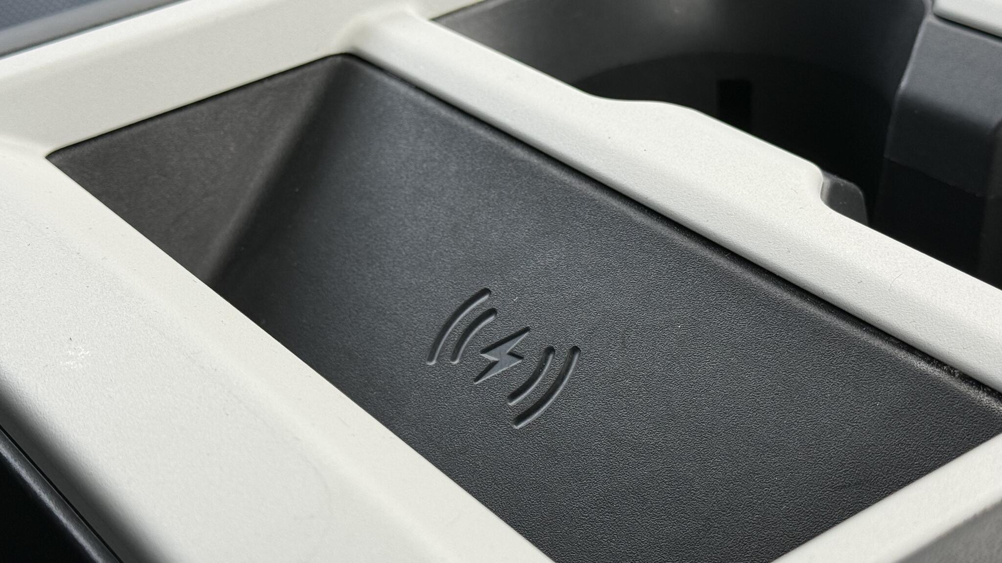 Land Rover Defender view 36