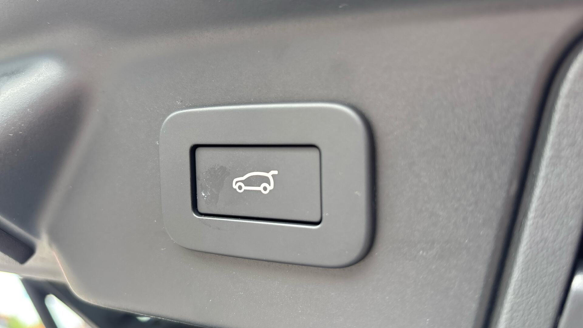 Land Rover Range Rover Velar view 28