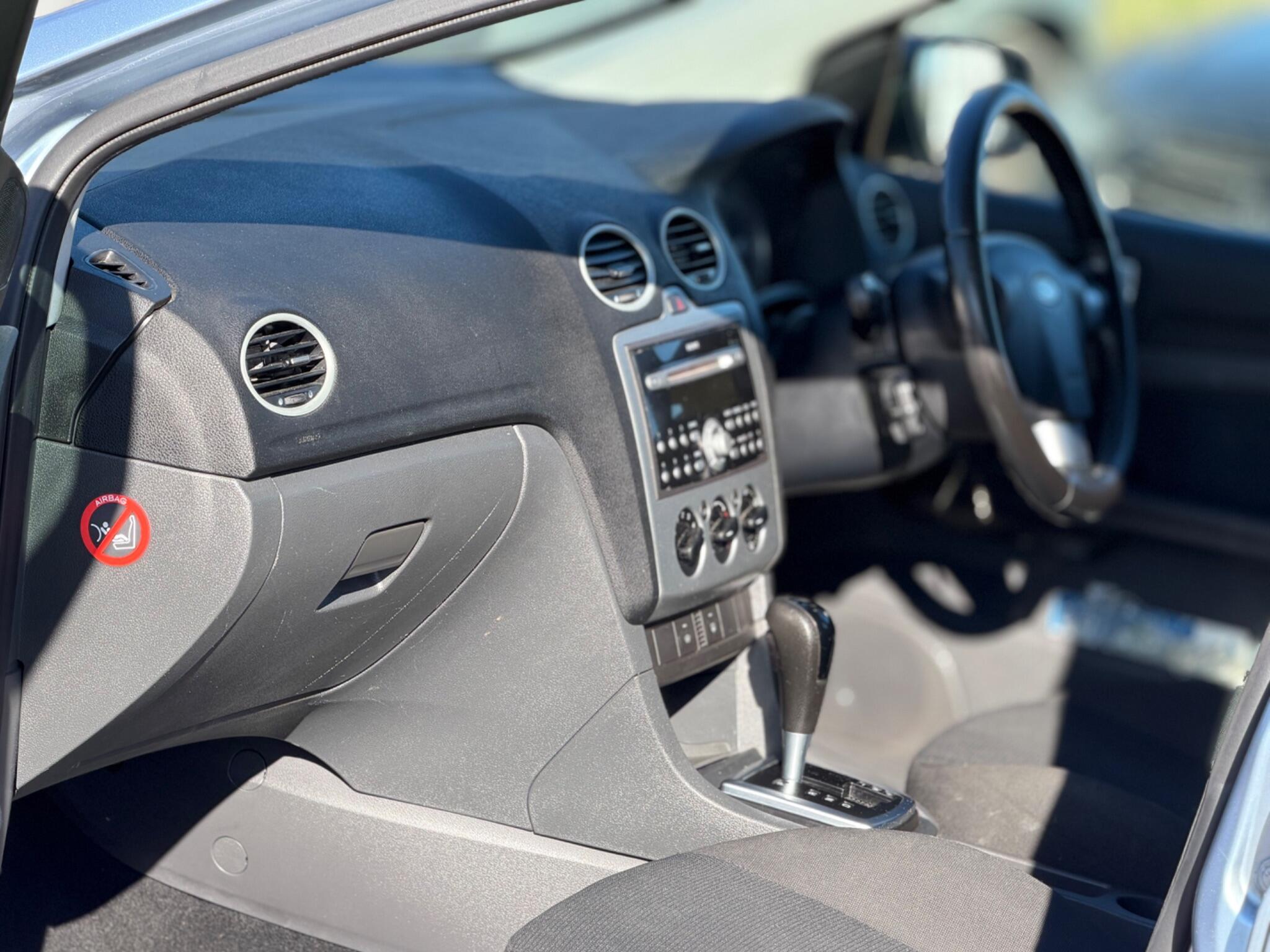 2006 Ford Focus 1.6 Zetec Climate 5dr image 17