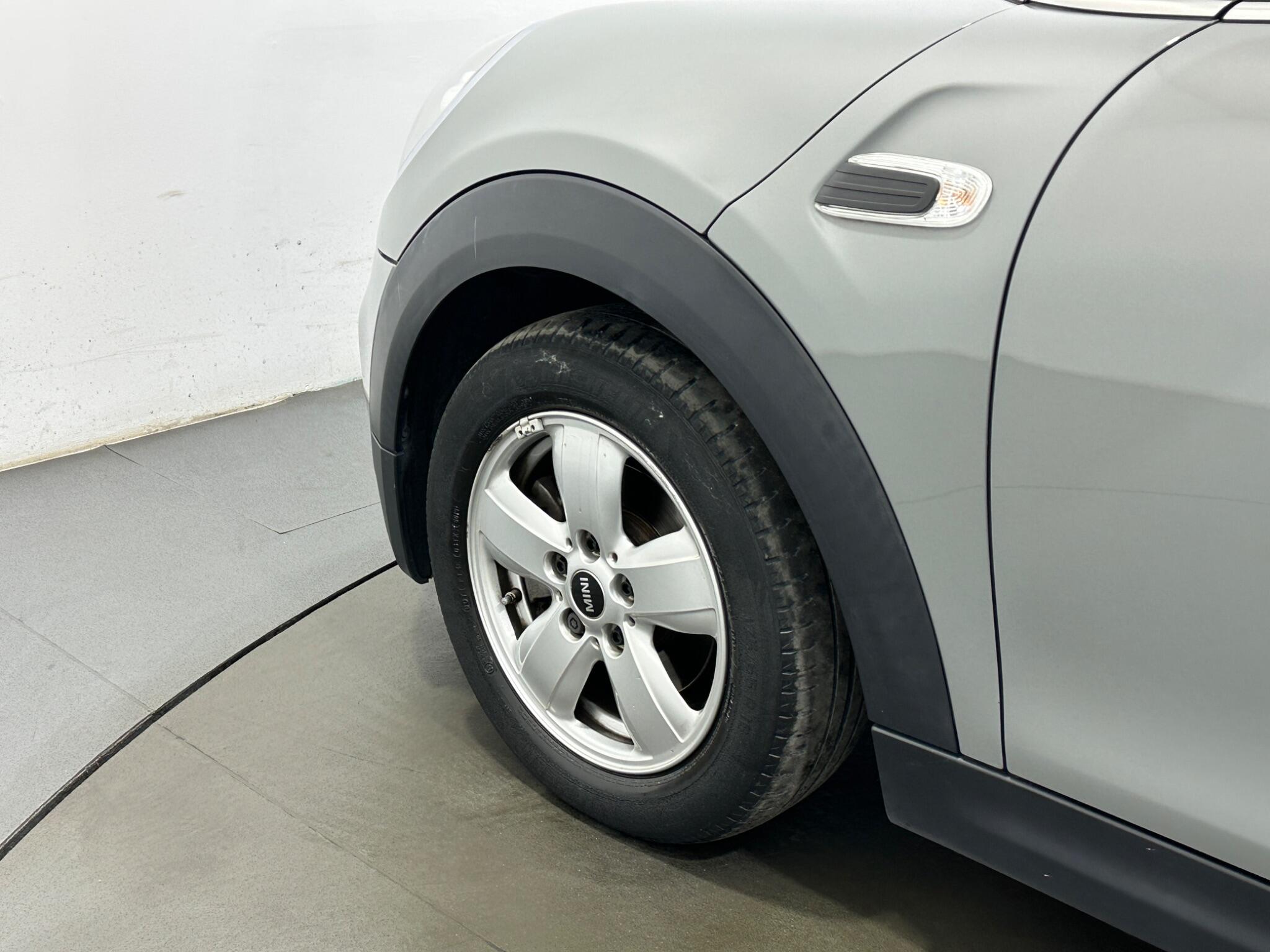 Mini Hatch view 43