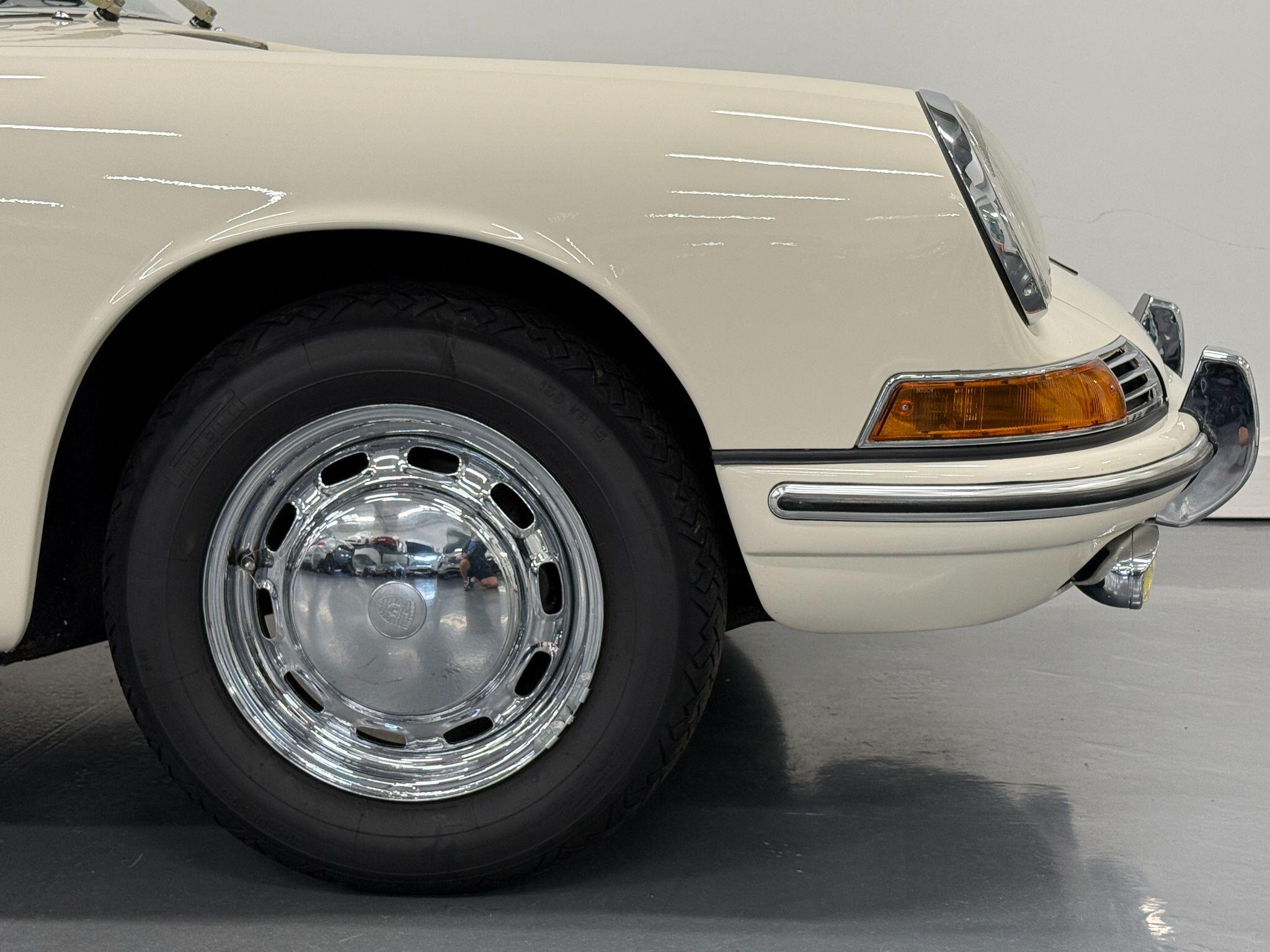 Porsche 911 view 29